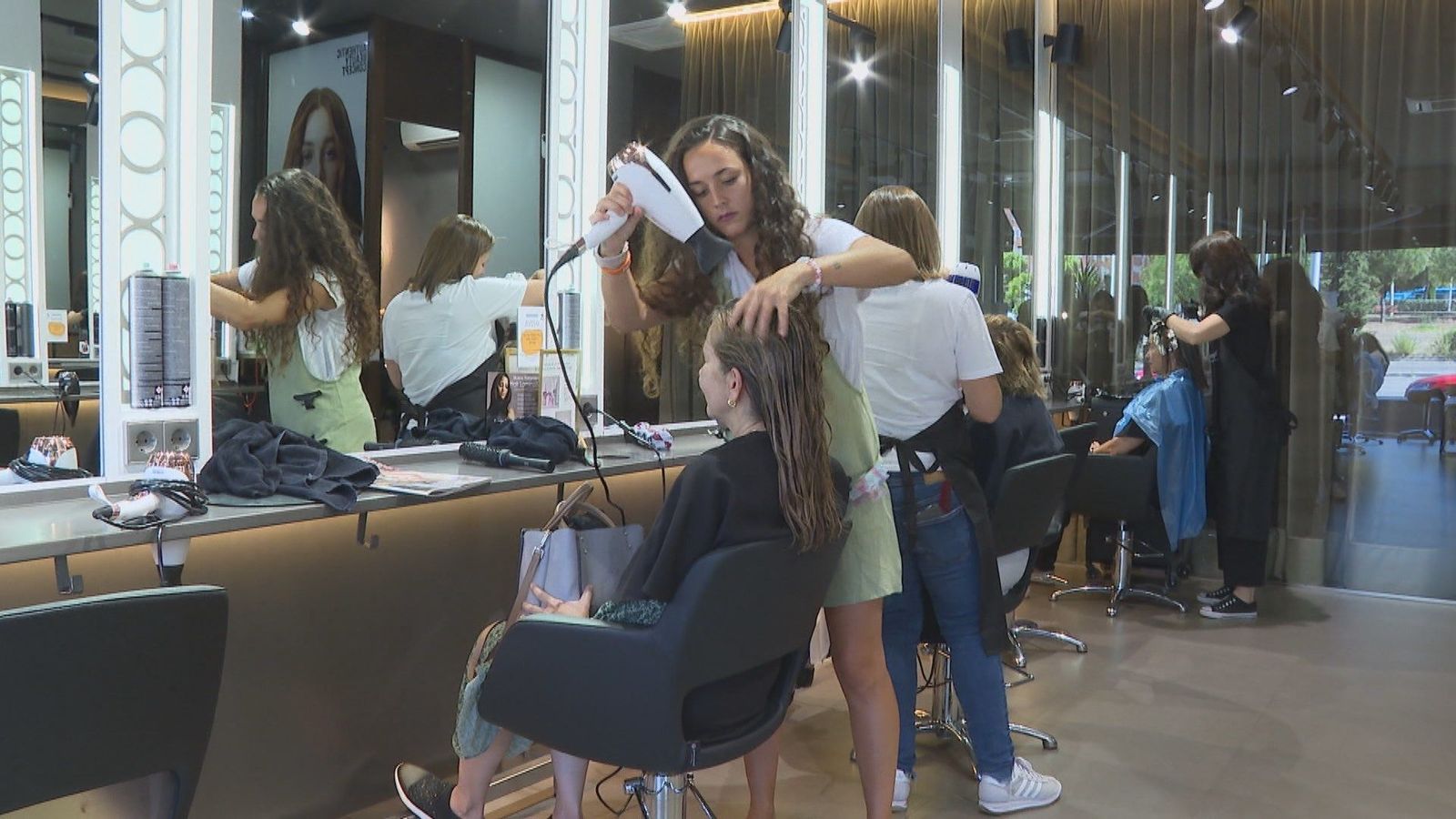 Peluquerías y salones de belleza en pie de guerra contra la reducción de la jornada laboral