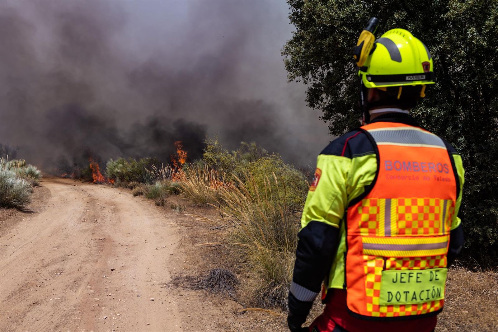Tareas de extinción en un paraje cercano al complejo de ocio 'Puy du Fou', en Toledo
