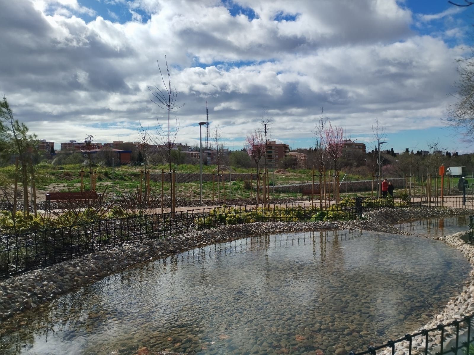 Ciudad Lineal estrena el parque Tres Luces en lo que antes era un descampado