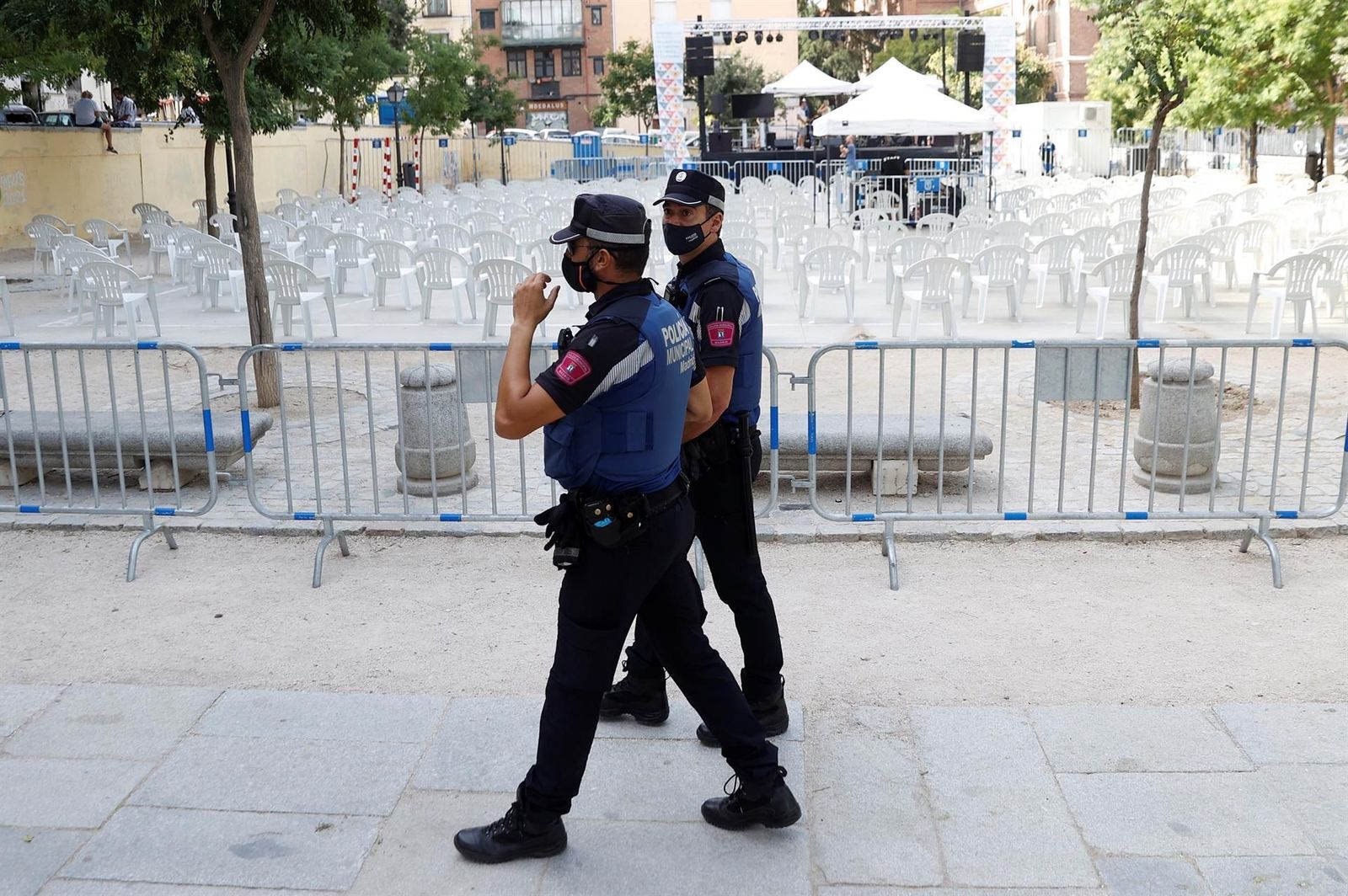 Las Vistillas acogen una fiesta de La Paloma marcadas por el virus y el calor