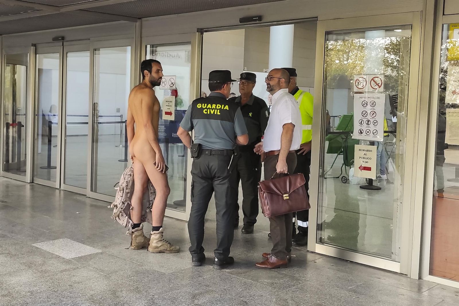 Intenta entrar desnudo al juzgado en Valencia