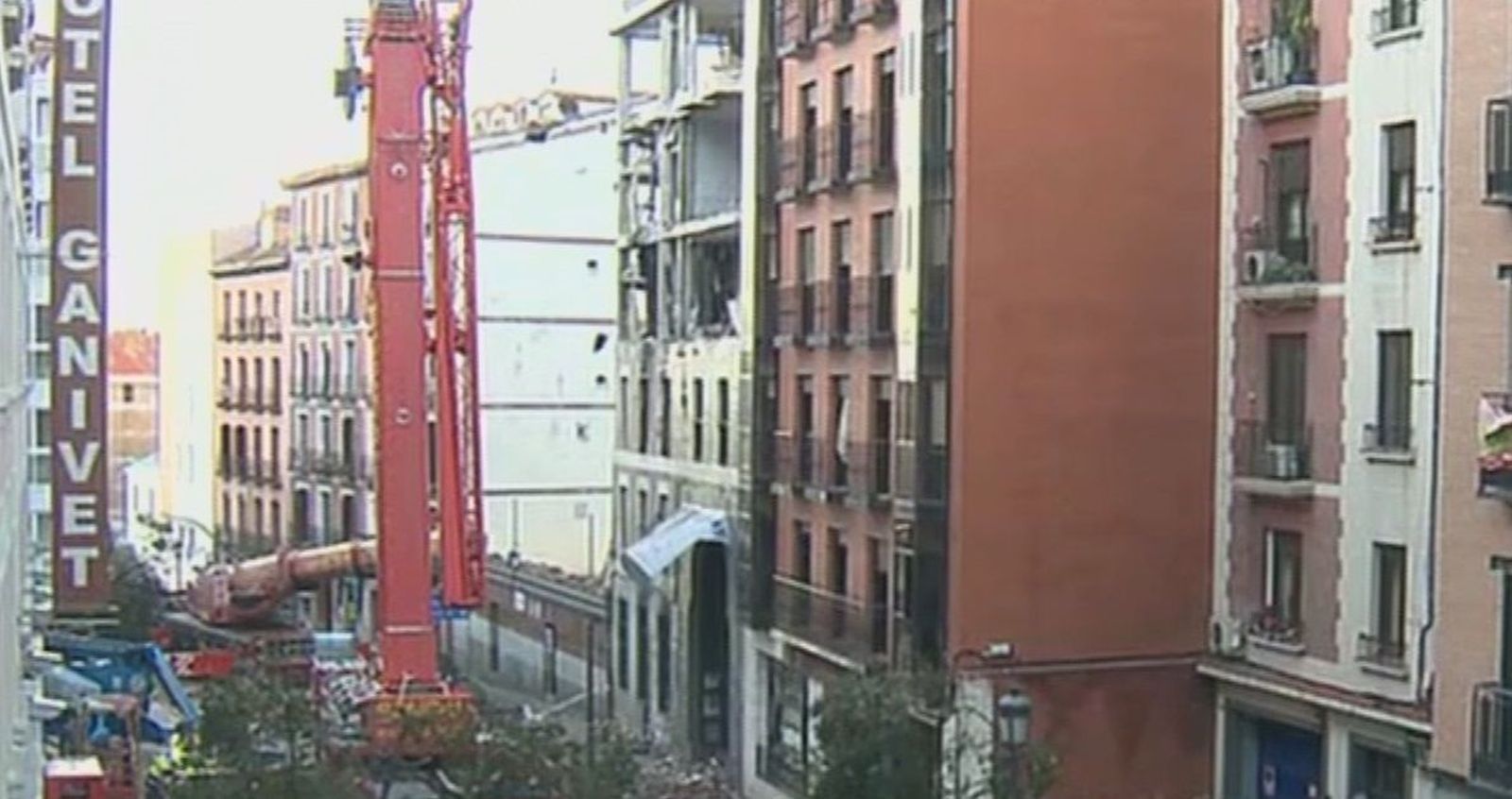 Bomberos y policía científica continúan la inspección del edificio de la calle Toledo 98 para determinar la causa de la explosión