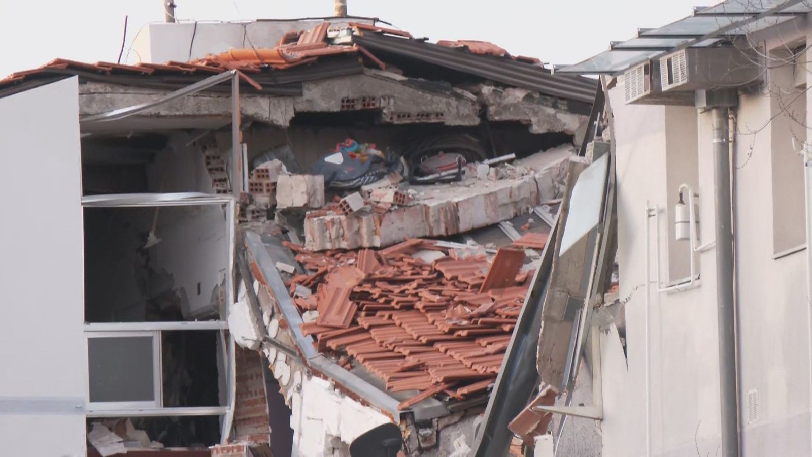 La solidaridad vecinal ante la explosión en Carabanchel: "Había dos personas en el tejado intentando subir a ayudar"