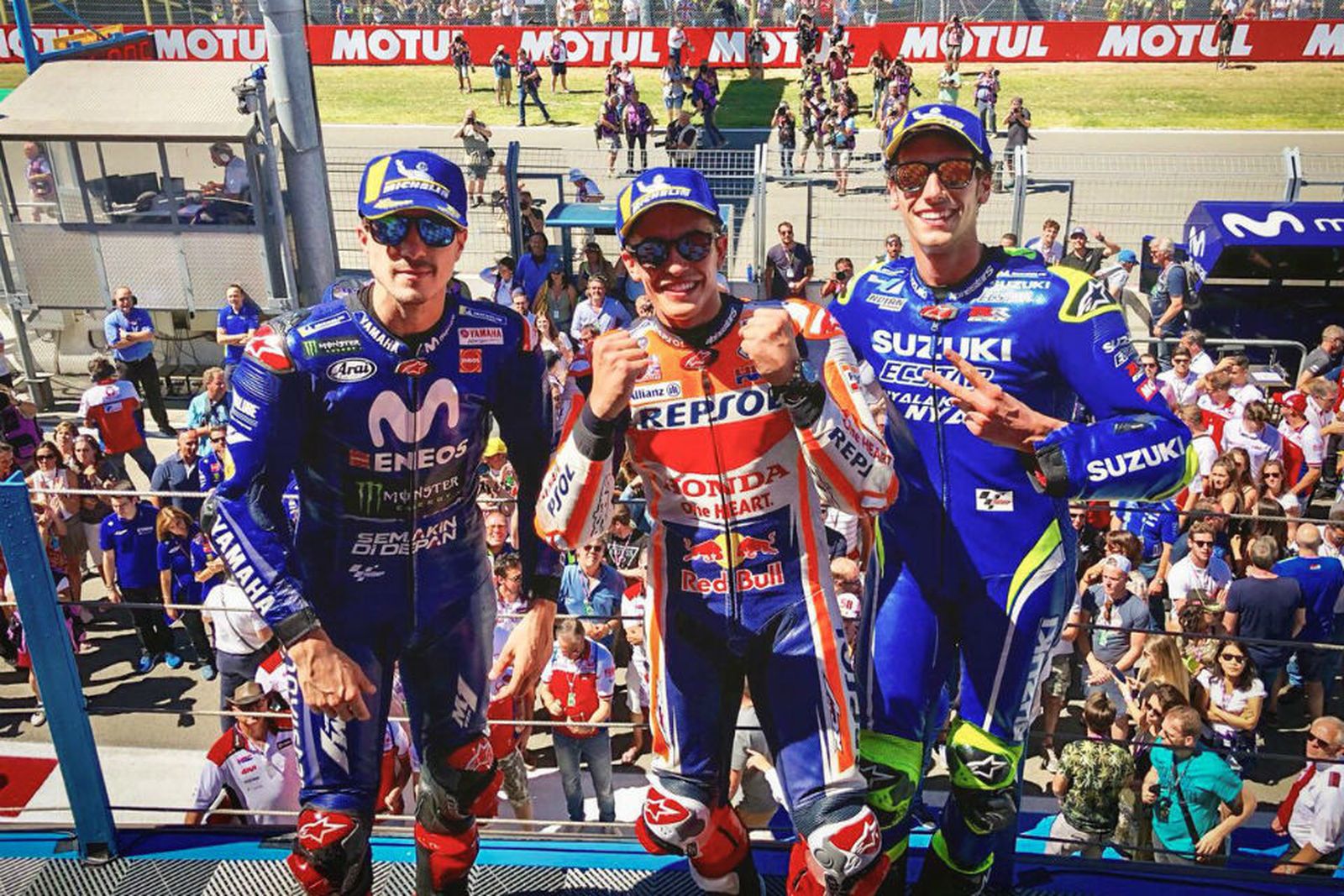 Rins, Márquez y Maverick