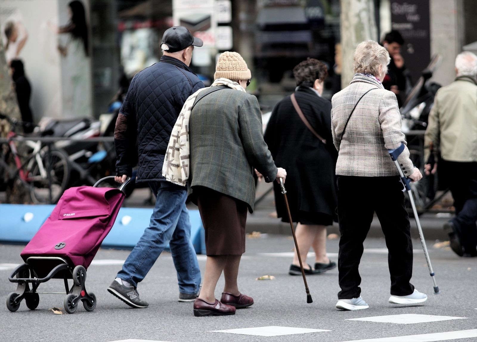 Varias personas mayores cruzan un paso para peatones en Madrid