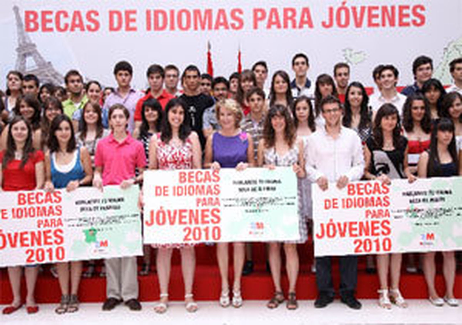 Aguirre con estudiantes agraciados con becas para idiomas