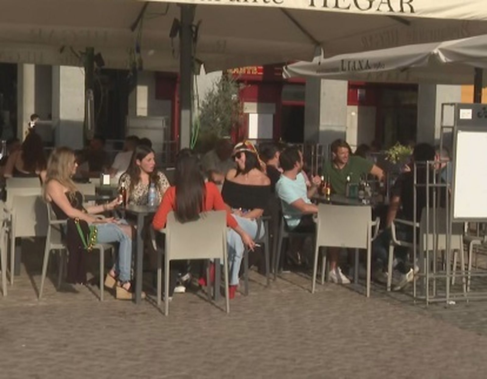 Turistas este domingo en la Plaza Mayor de Madrid