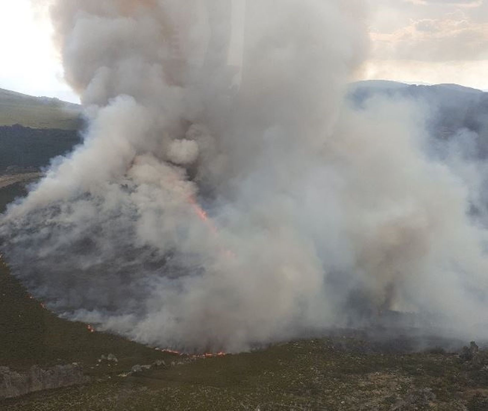 Incendio en el Campo de Tiro del Teleno en una imagen del sábado 27 de agosto