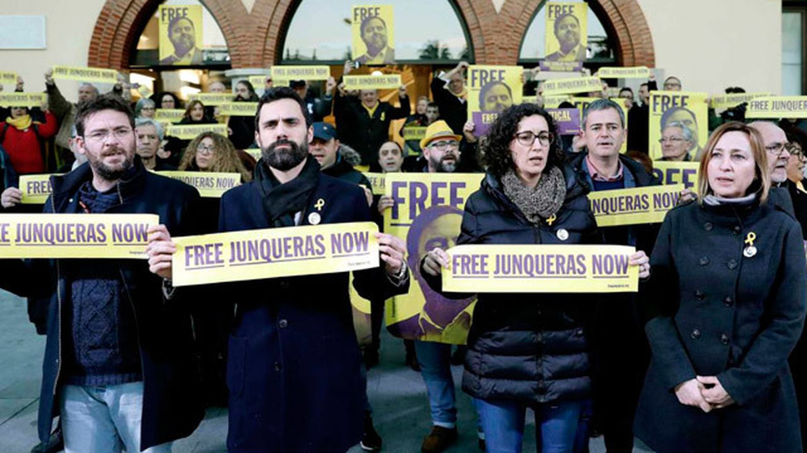 Concentración frente al ayuntamiento de Sant Vicenç dels Horts (Barcelona) organizado por ERC