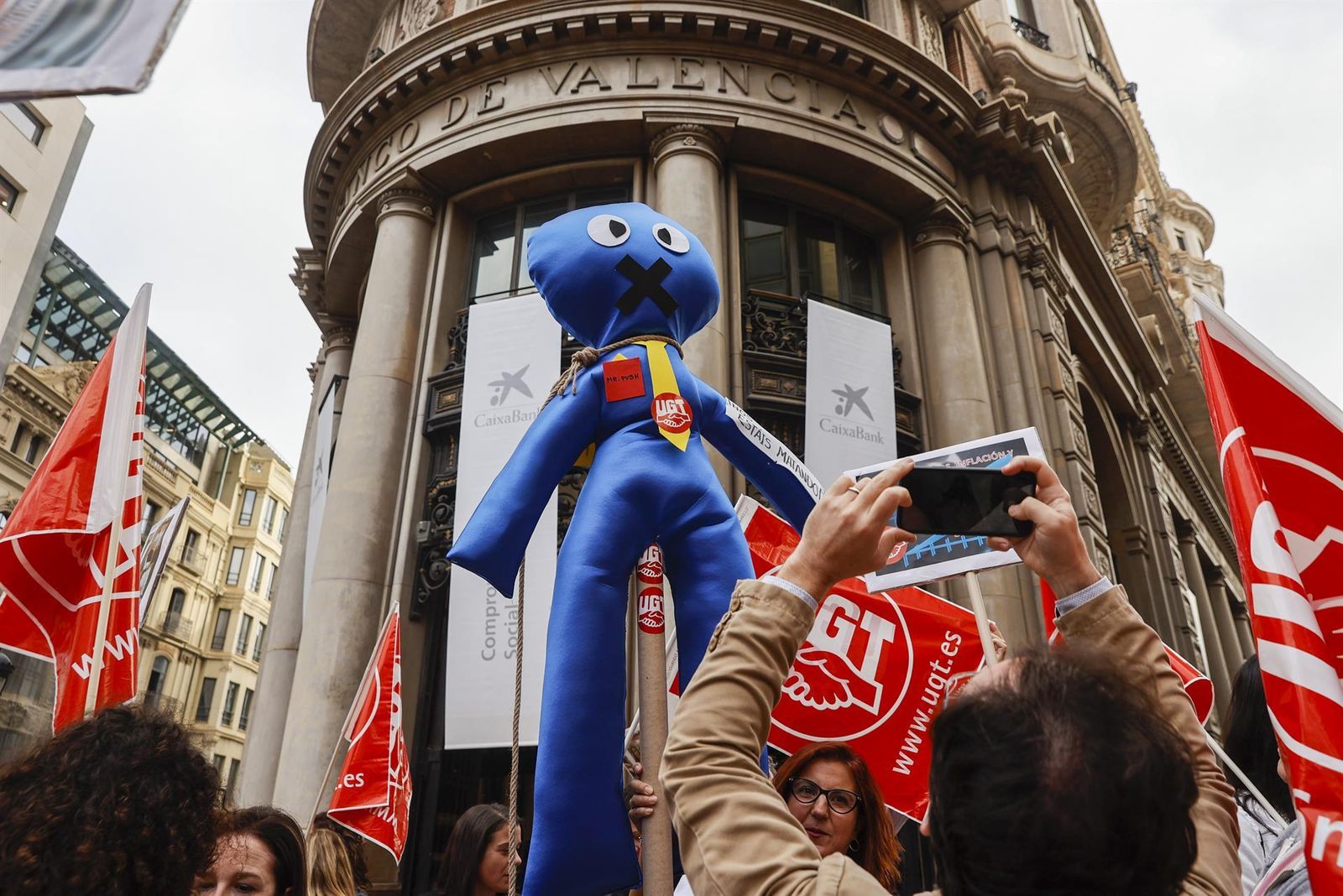 Concentración ante la sede social de CaixaBank