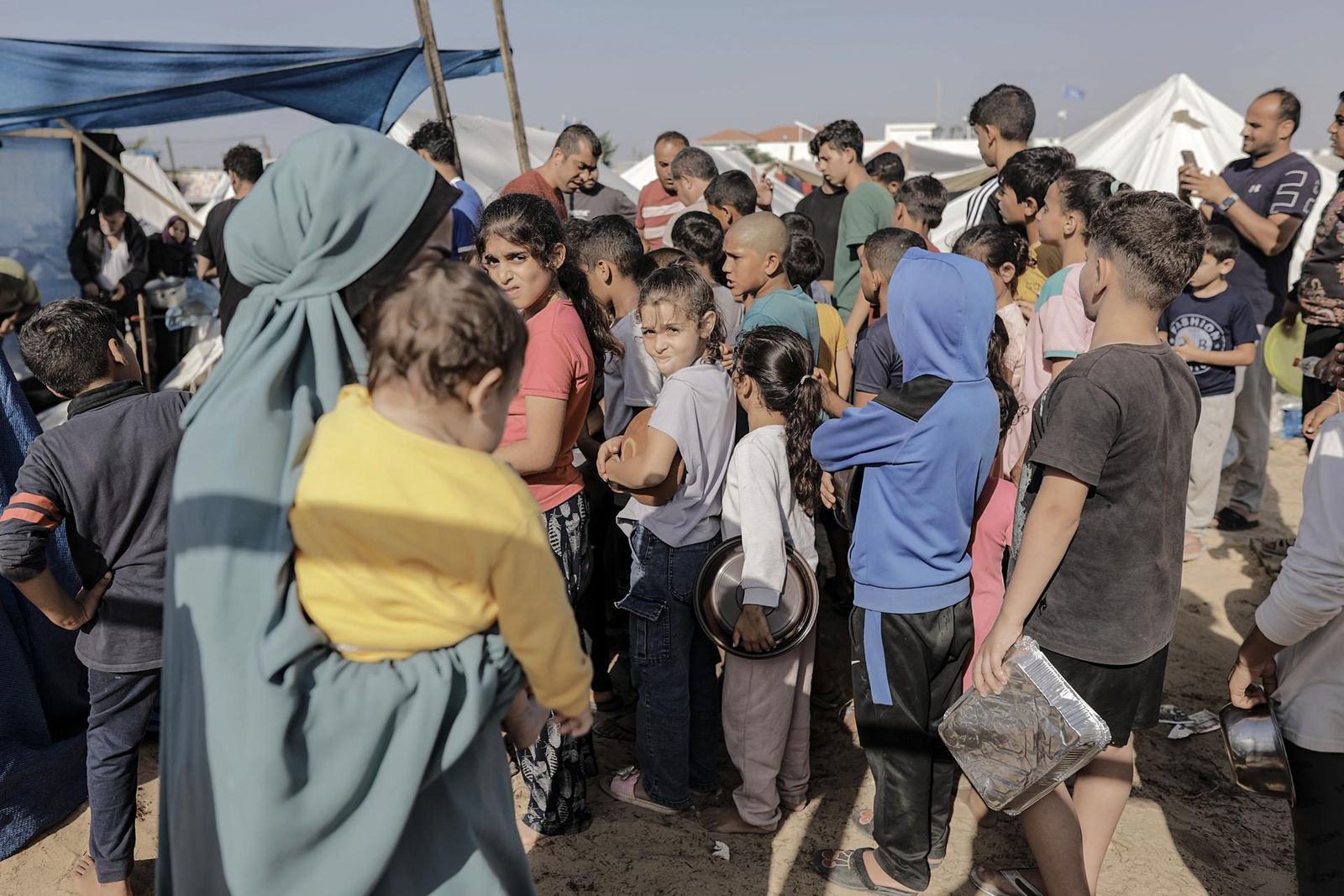 Palestinos buscan refugio en los terrenos del centro de la UNRWA en el campamento de Khan Yunis en Gaza