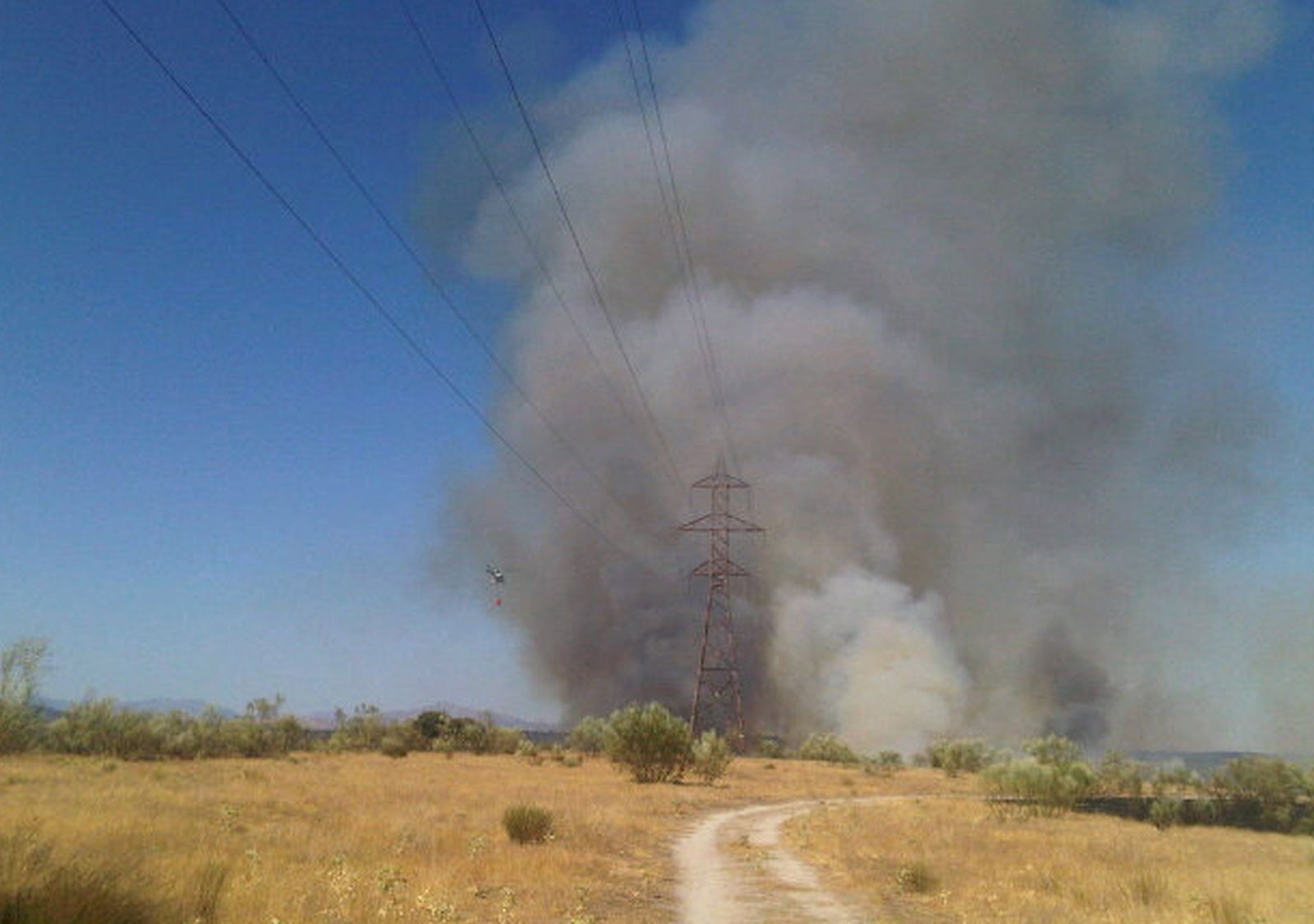 El incendio de Las Rozas, controlado tras causar cortes de 3 líneas cercanías