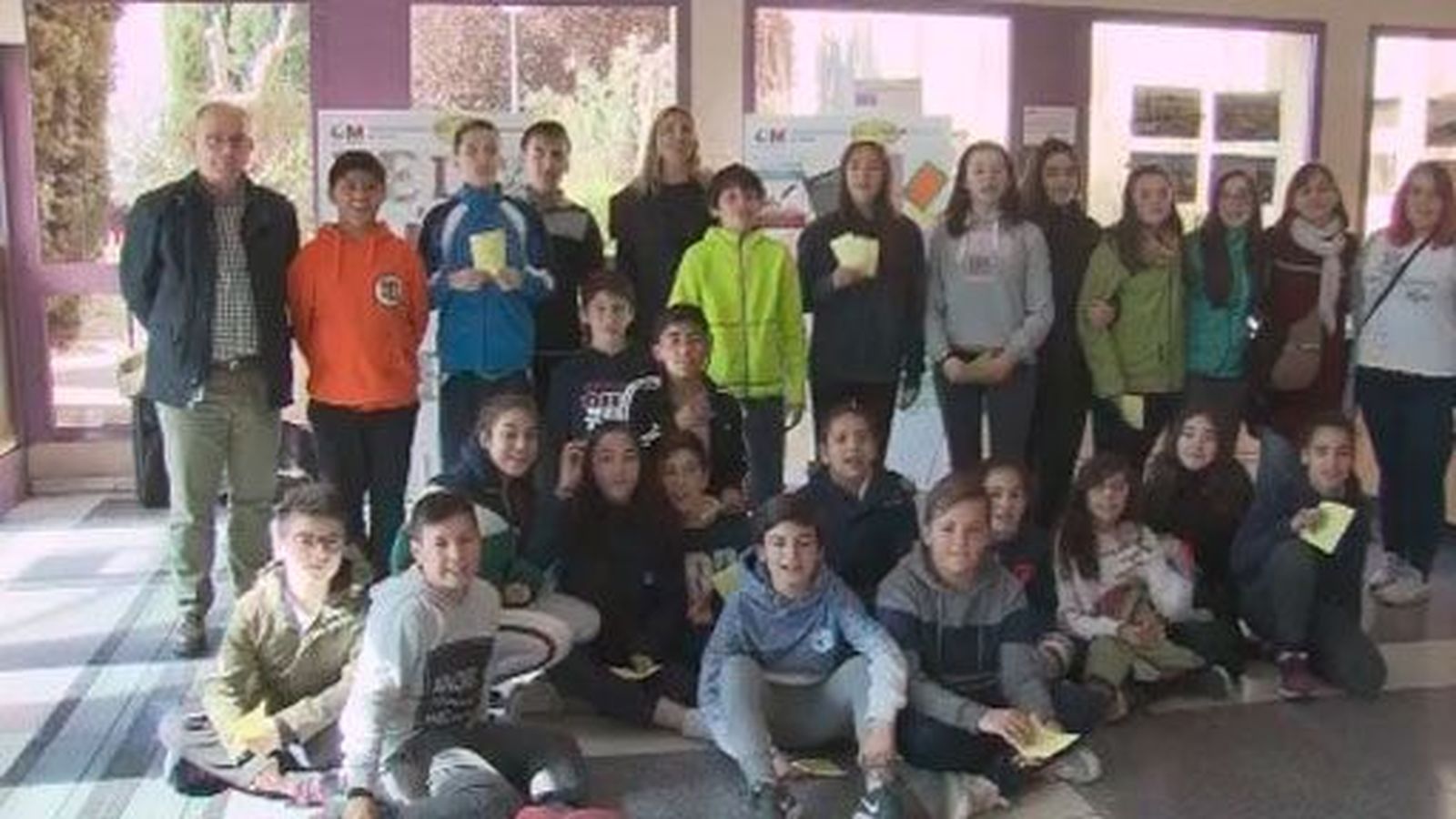 Los alumnos de un instituto de Getafe reparten poemas en un hospital en el Día de la Poesía