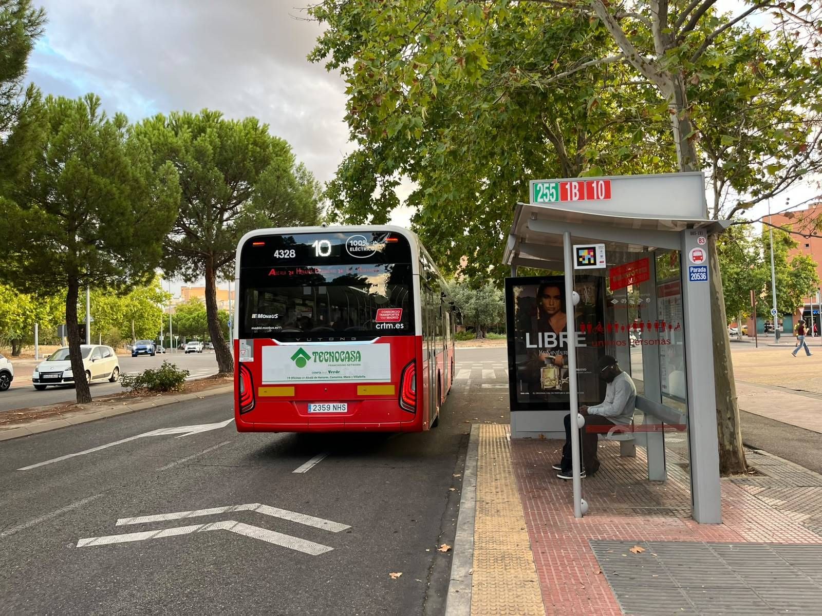 Autobús de la L10 de Alcalá de Henares cerca de una parada