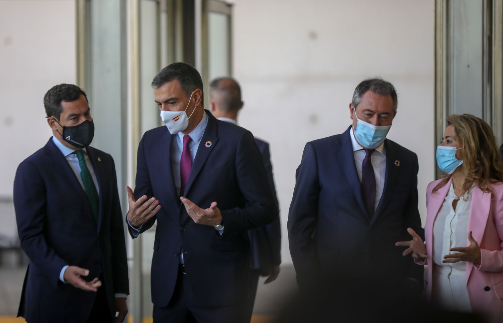 Pedro Sánchez y Juanma Moreno en el Palacio de Congreso
