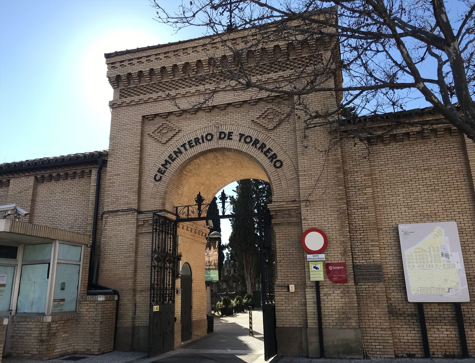 Entrada antigua al cementerio de Torrero en Zaragoza