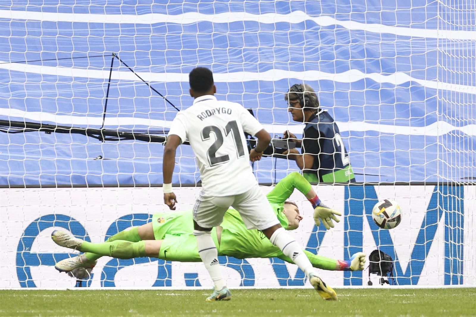 Rodrygo marca de penalti el 3-1 definitivo