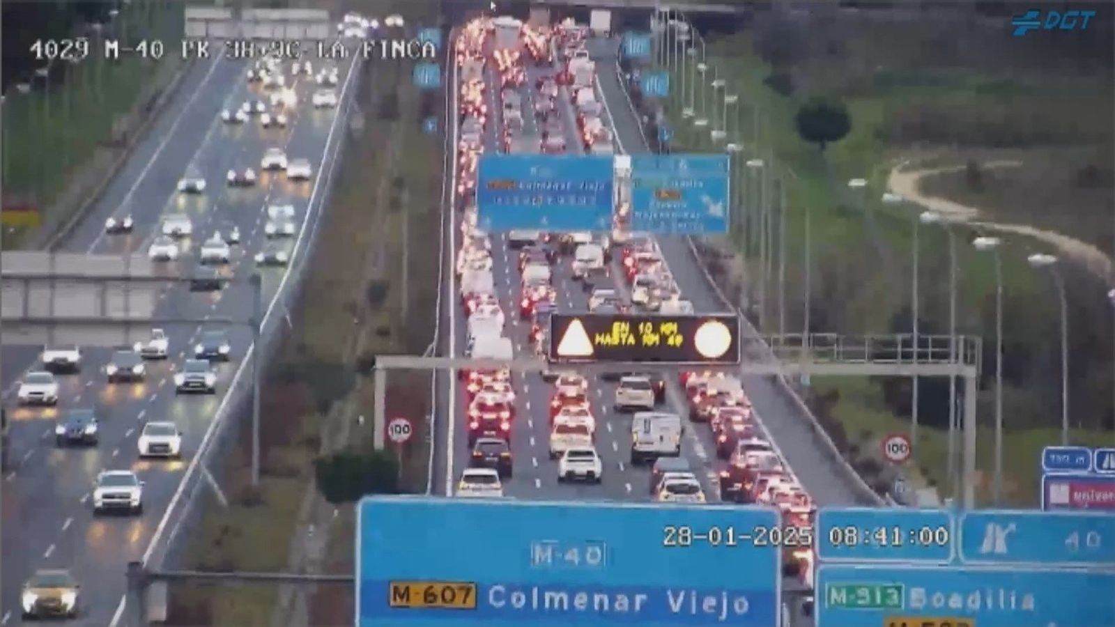 Atasco kilométrico en la M-40 a causa del incendio de un vehículo a la altura de Valdemarín