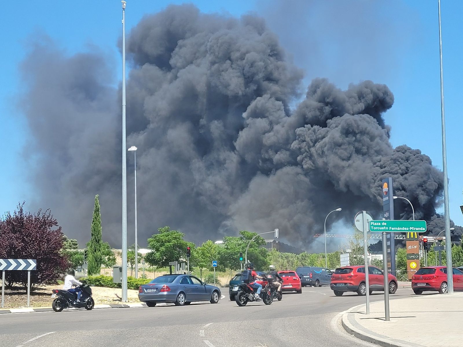 La intensa columna de humo por el incendio en un centro comercial en construcción en Mirasierra