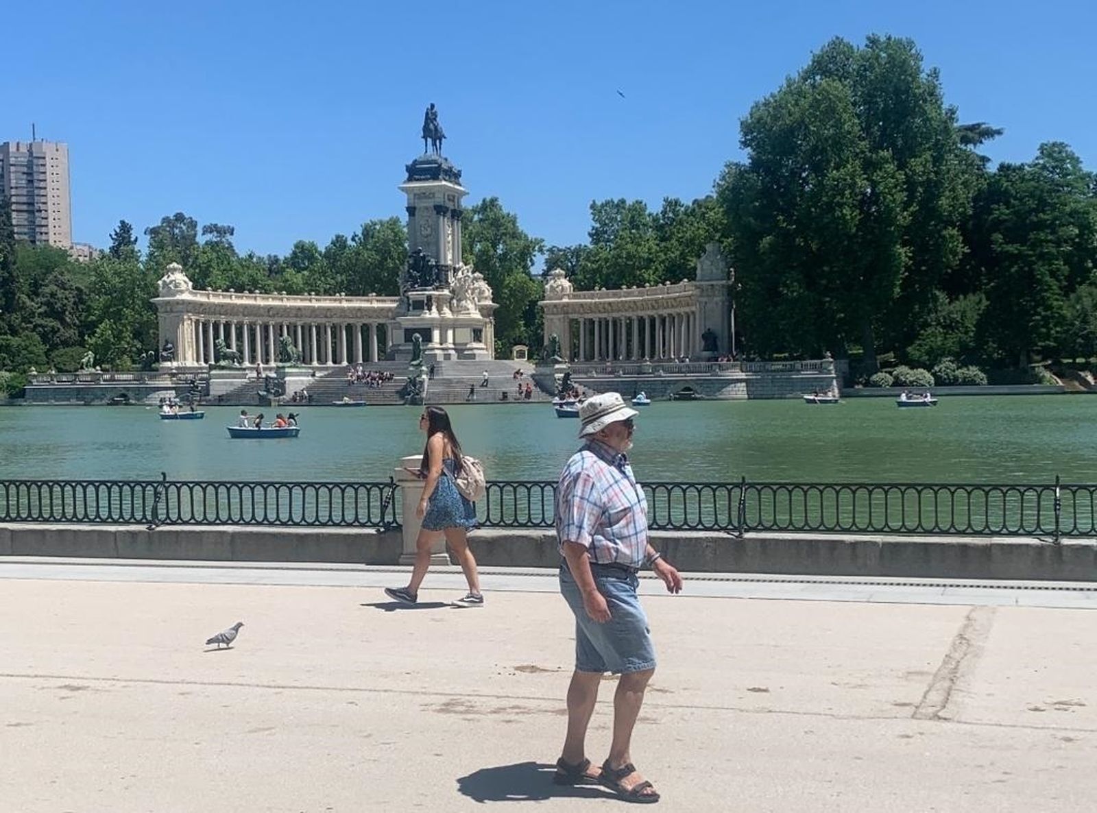 Gente paseando al sol en El Retiro