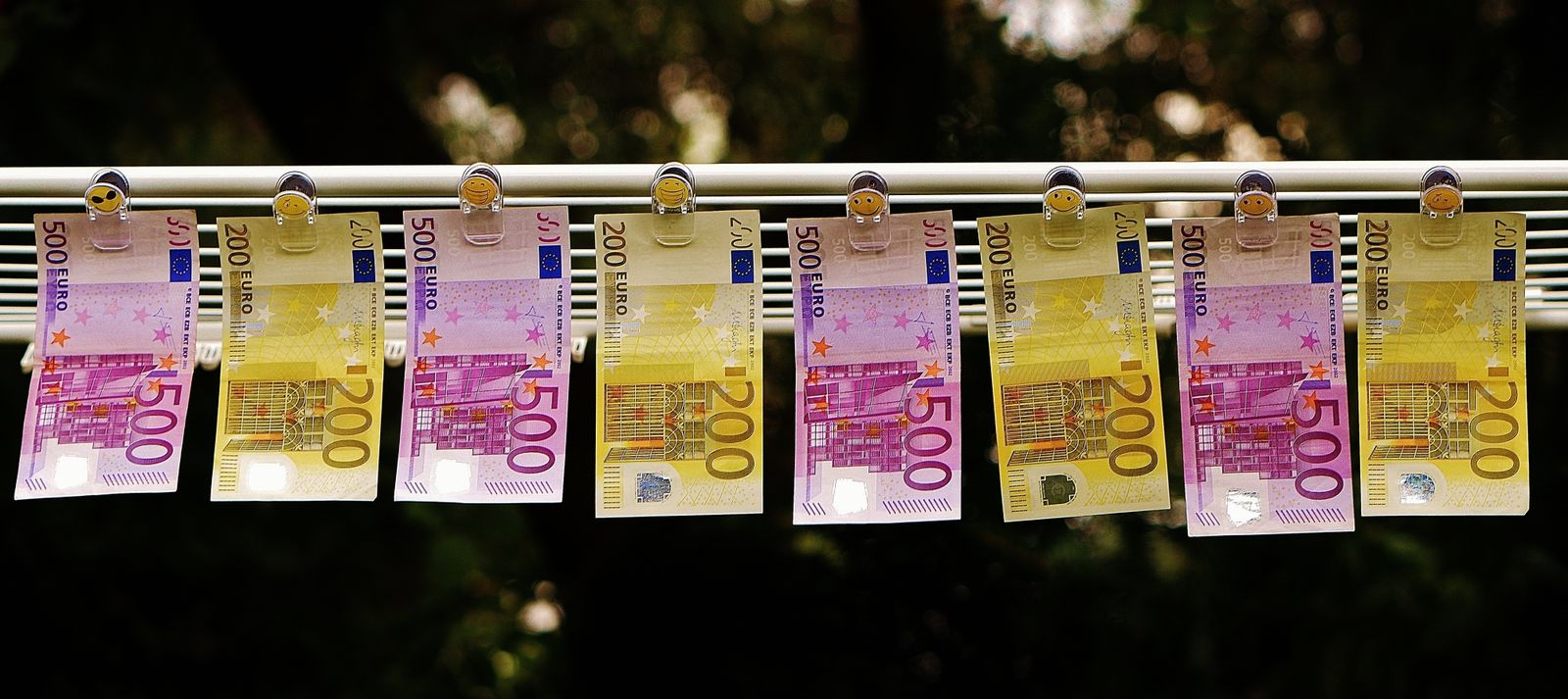 Billetes de euro 'tendidos'