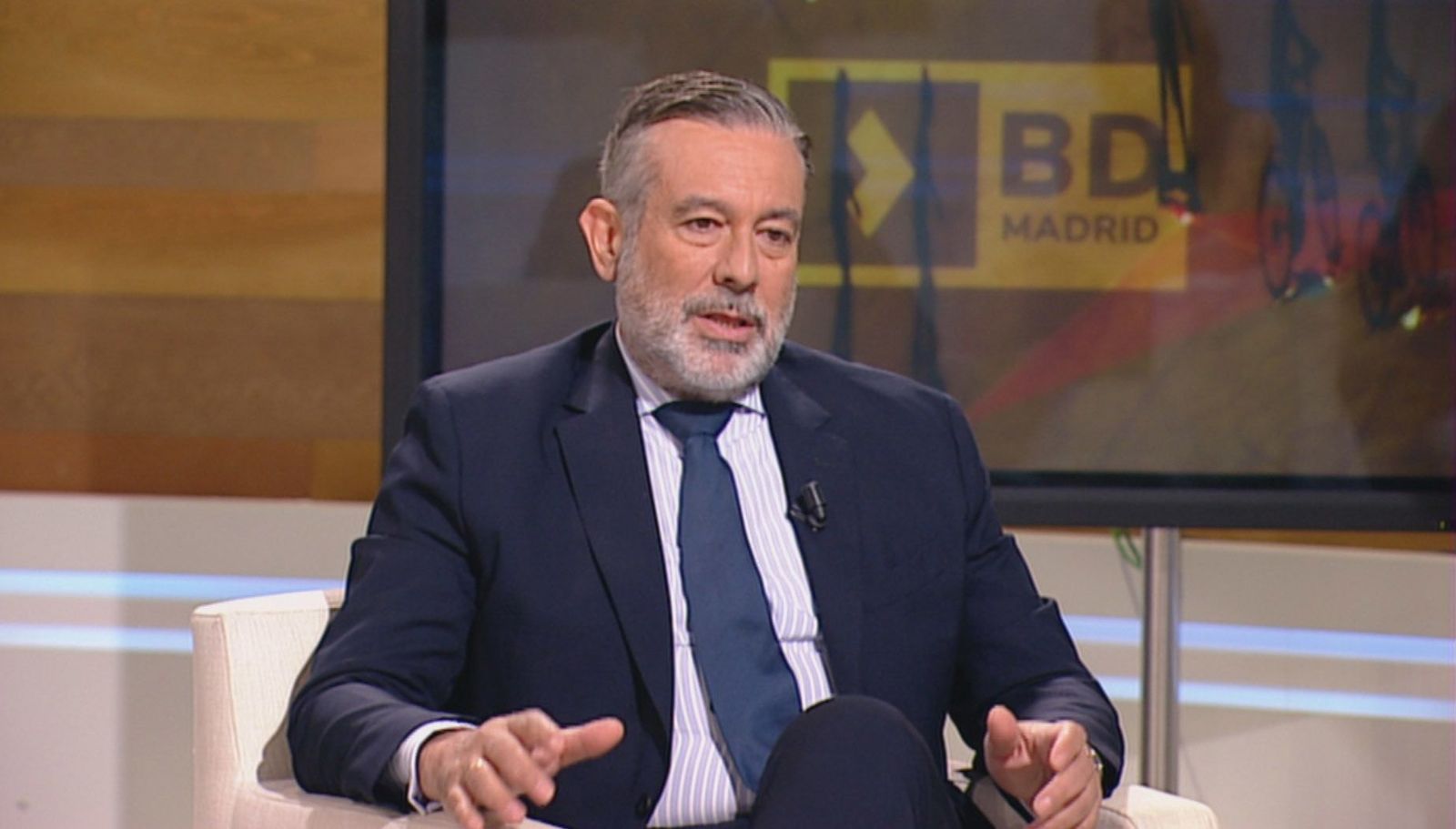 Enrique López: “Las colas de Barajas son consecuencia de un Gobierno perezoso, damos una imagen nefasta”