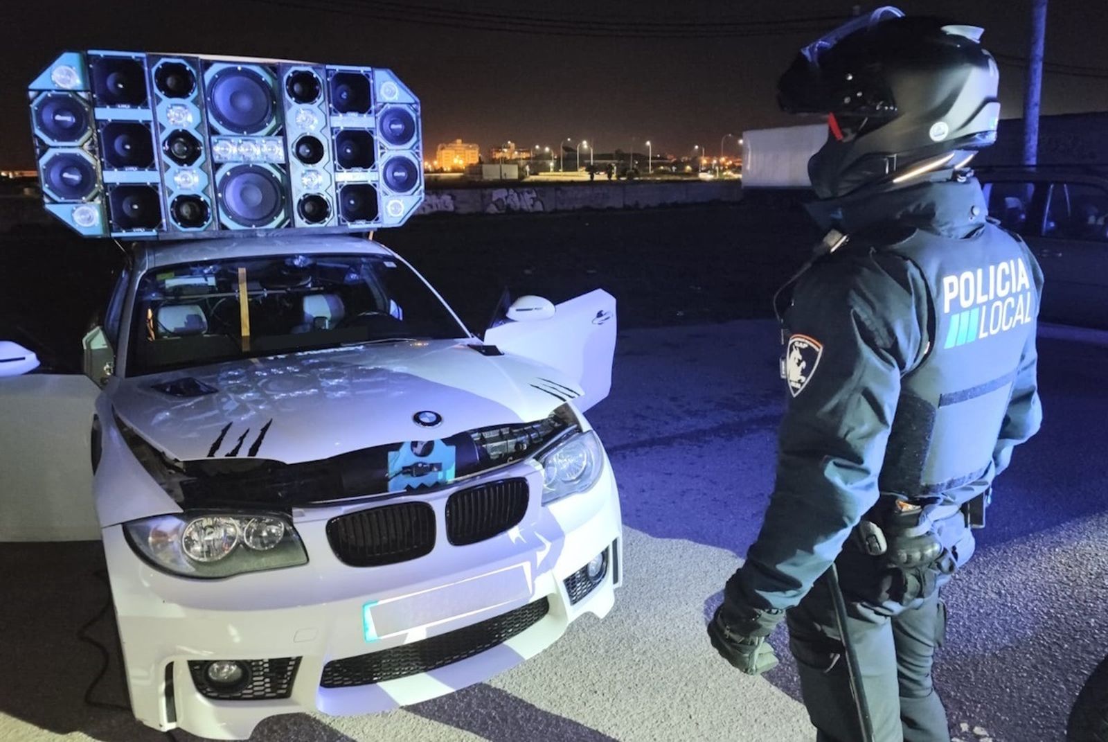 Un policía local ante un vehículo con potentes altavoces