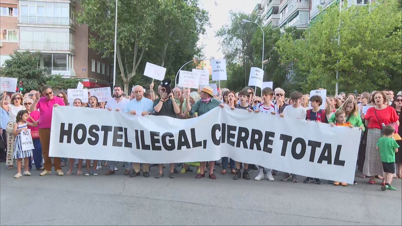 Vecinos del Parque de las Avenidas se manifiestan contra el hostel para inmigrantes en situación irregular