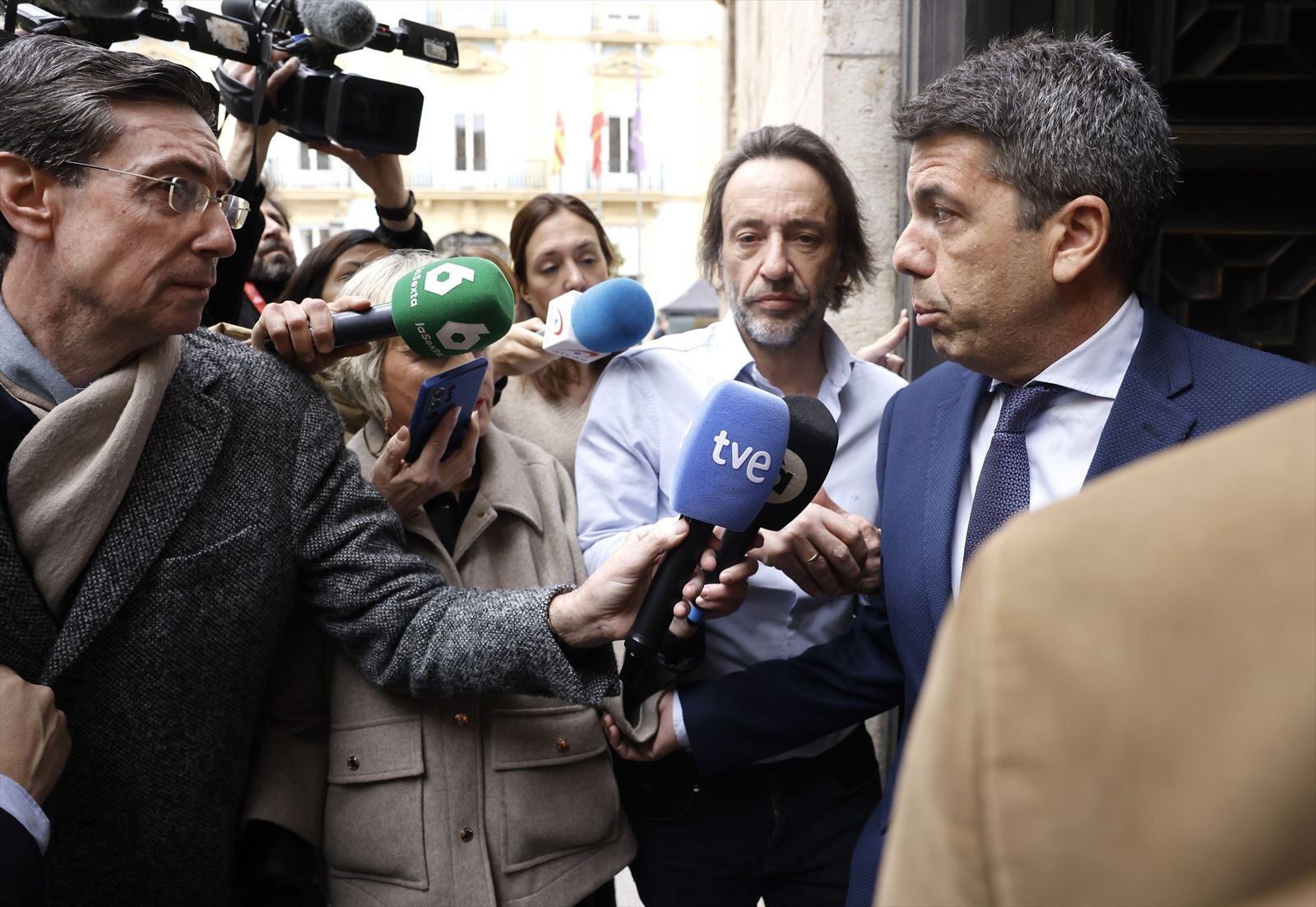Carlos Mazón atiende a los medios de comunicación