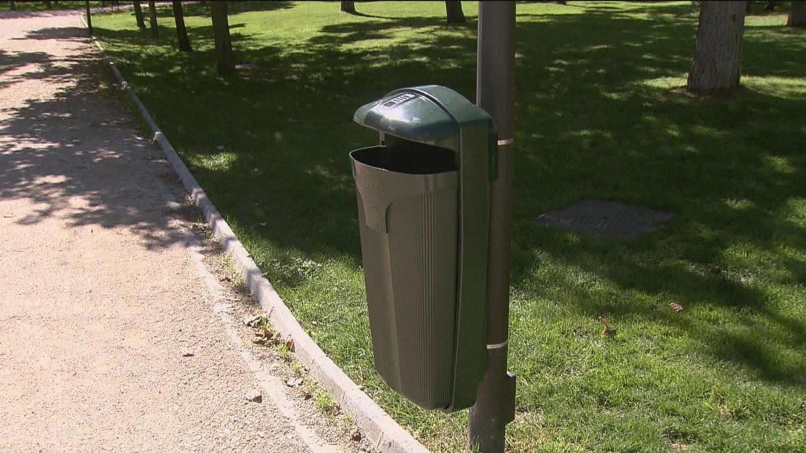 El Ayuntamiento instala papeleras antivandalismo en los parques de Madrid