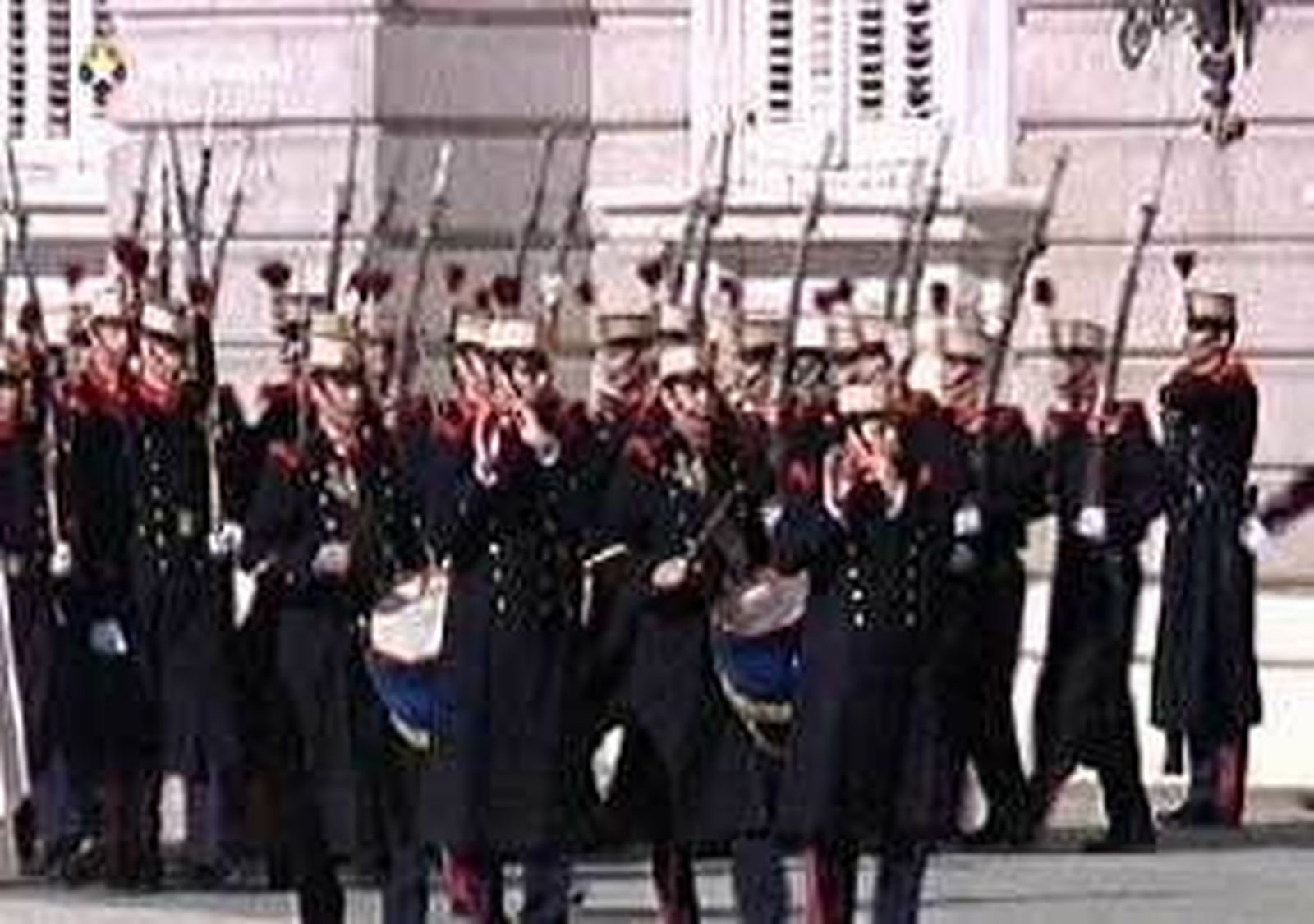 Los príncipes presiden por primera vez el relevo de la Guardia Real en Madrid