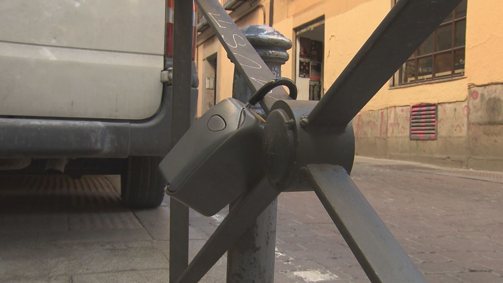 Buzón con las llaves de un piso turístico anclado a la valla de una calle de Madrid