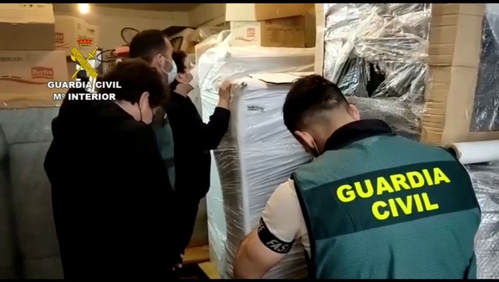 La Guardia Civil detiene a tres falsos vendedores de sofás 'online'