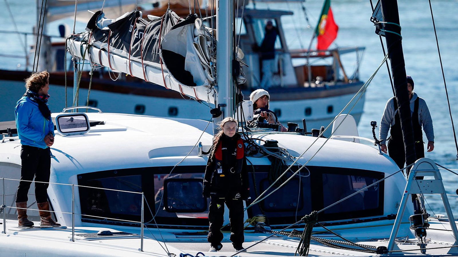 La activista sueca Greta Thunberg llega a Lisboa en catamarán para viajar después a Madrid y participar en la COP25
