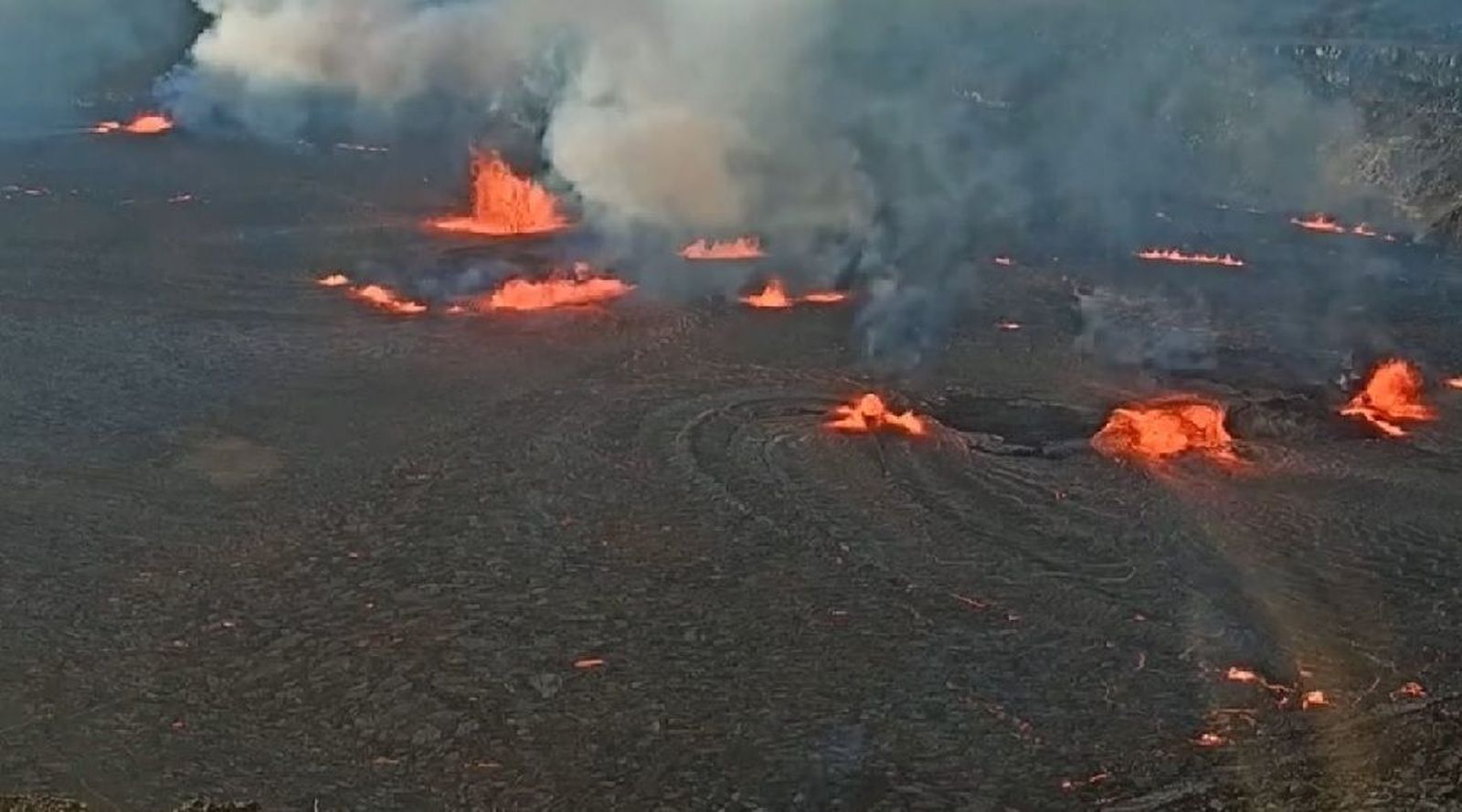 El volcán Kilauea de Hawái entra en erupción y desprende los primeros flujos de lava