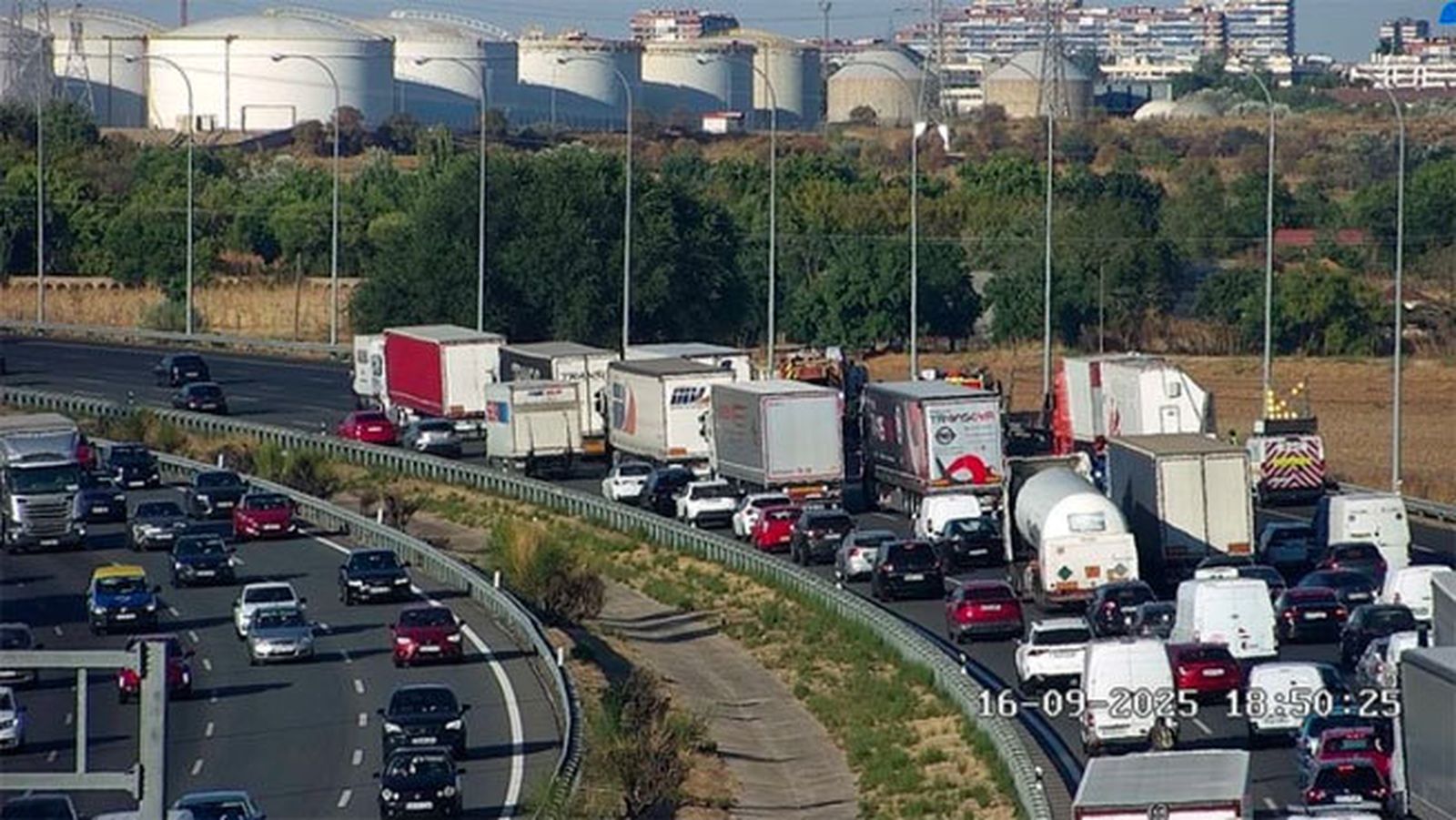 Un accidente en la M-45 con varios vehículos deja un herido leve y retenciones en San Fernando de Henares