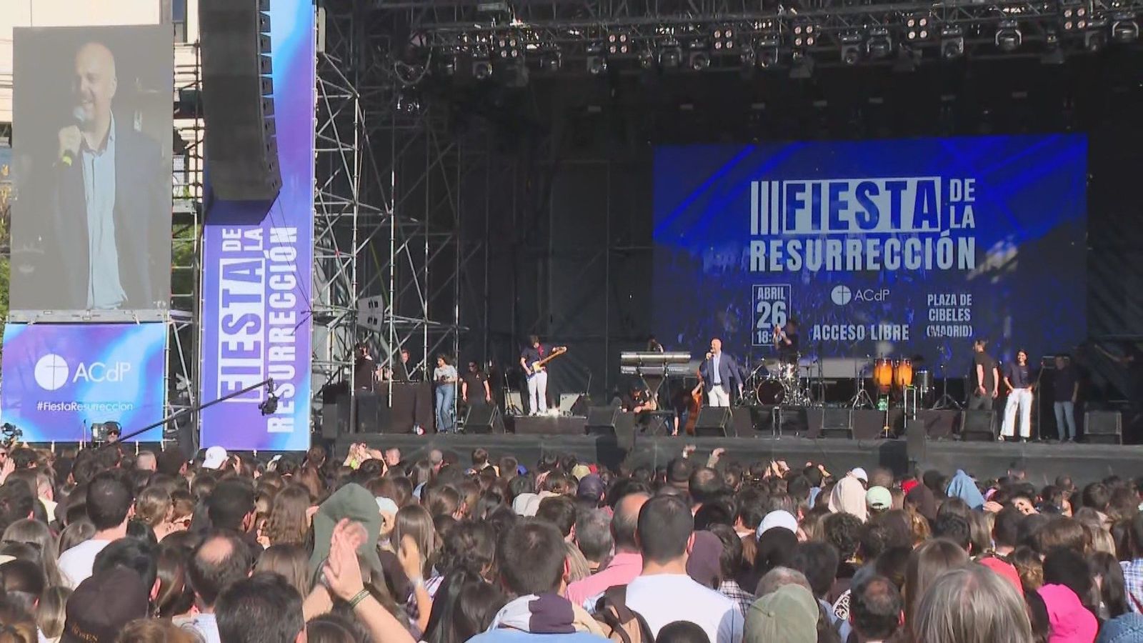 Miles de jóvenes celebran su fe con música en Cibeles con la Fiesta de la Resurrección