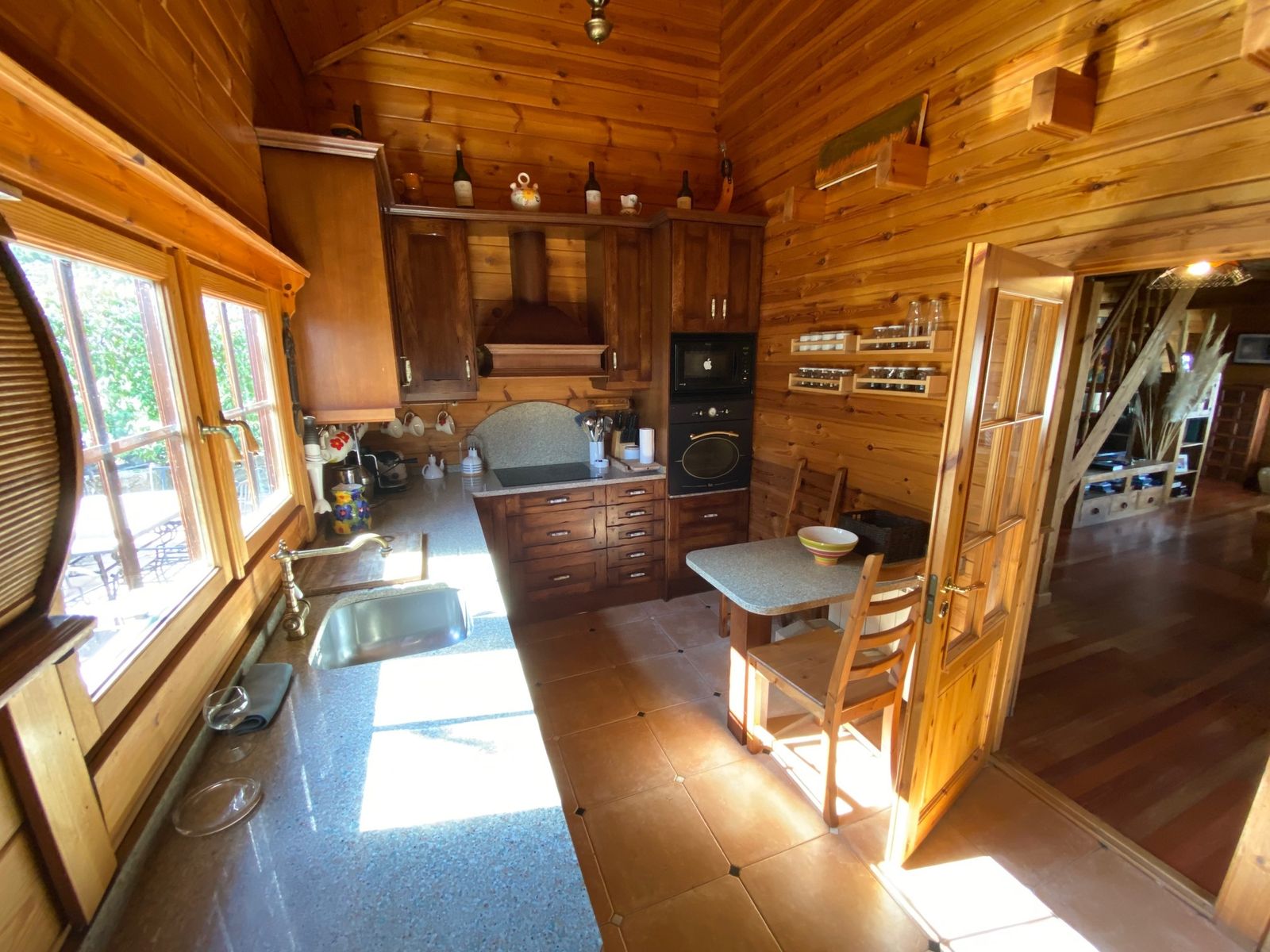 Dice David que aquí, en la cocina, es donde más fiestas ha organizado con sus amigos.