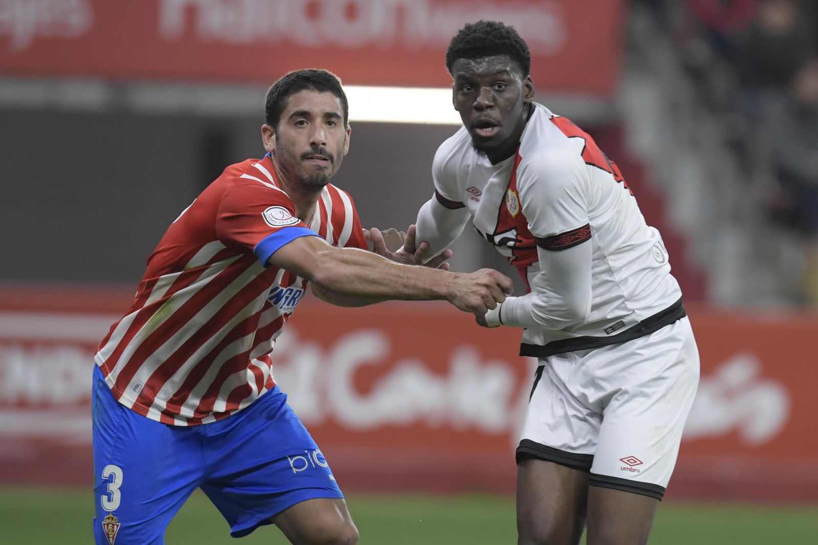 Nteka ante el Sporting