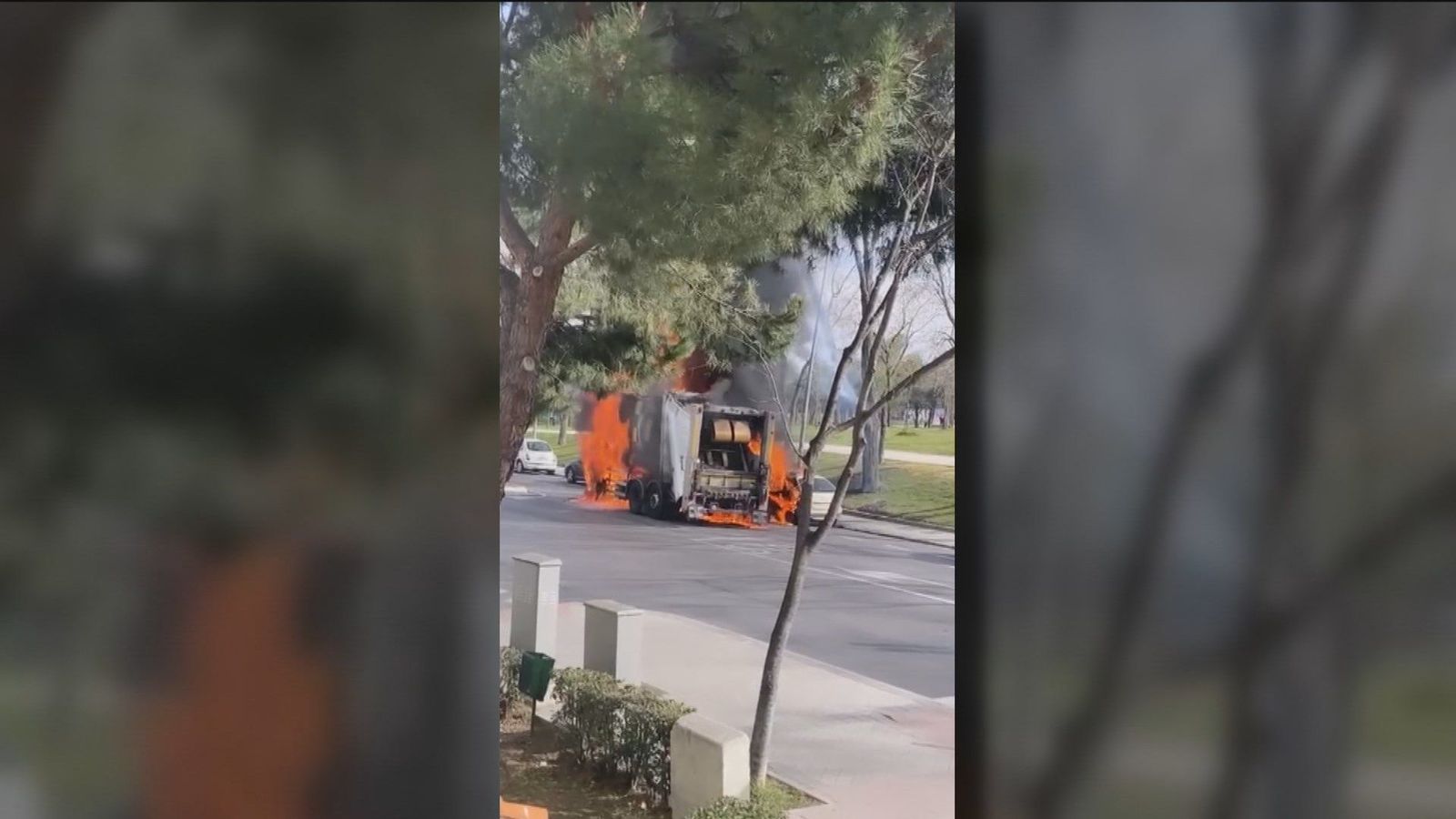 Explota un camión de la basura y afecta a varios coches en Aluche