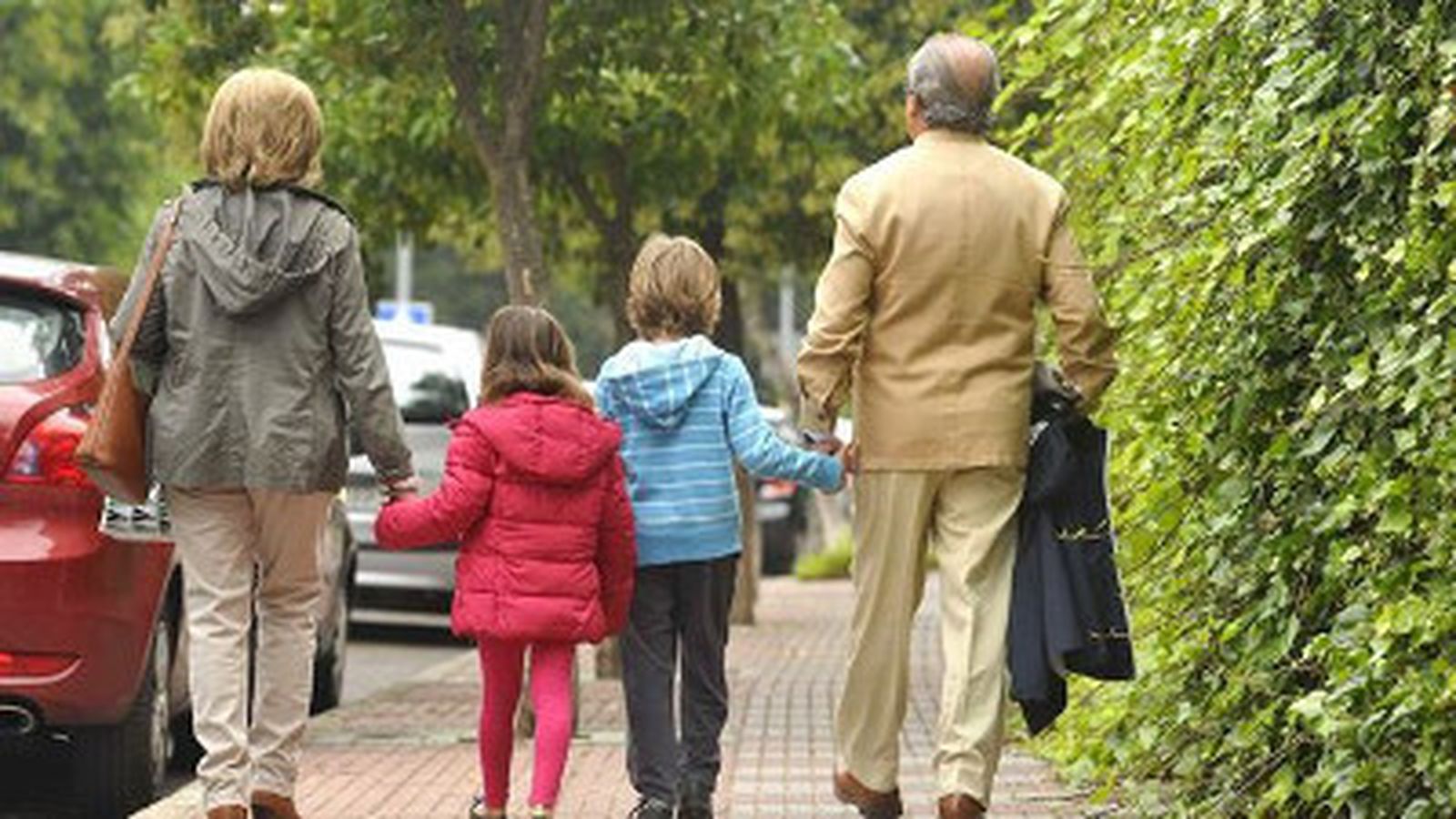 Las abuelas y, abuelos, en menos medida son la pieza de conciliación en la sociedad moderna