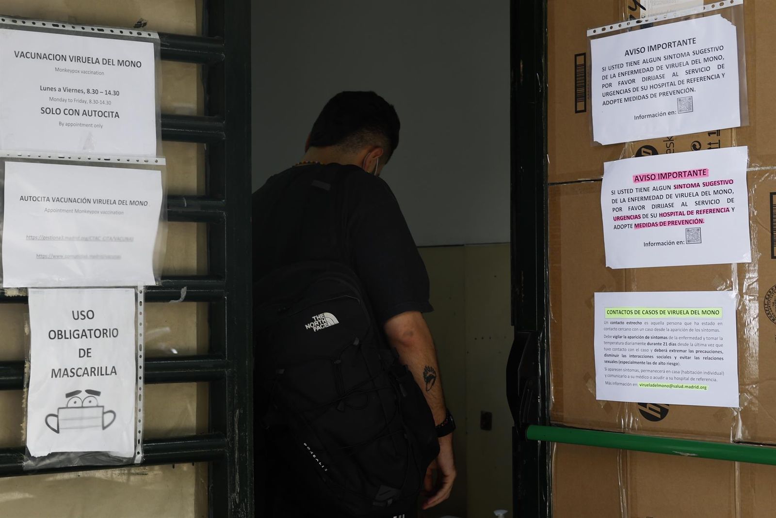 Un hombre es atendido en el Punto de Vacunación del hospital Isabel Zendal de Madrid