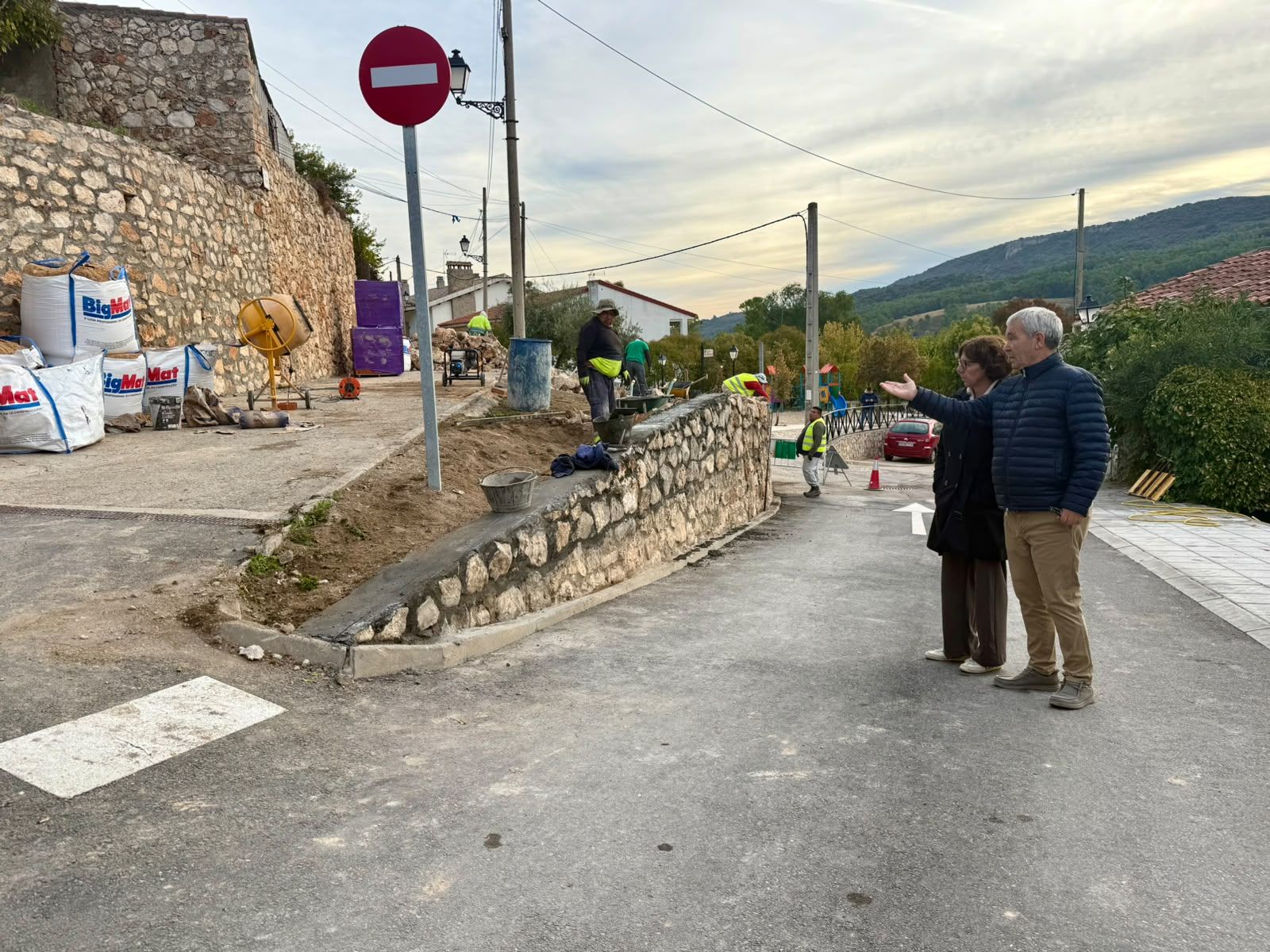 Visita municipal a la segunda fase de obras de embellecimeinto de Ambite