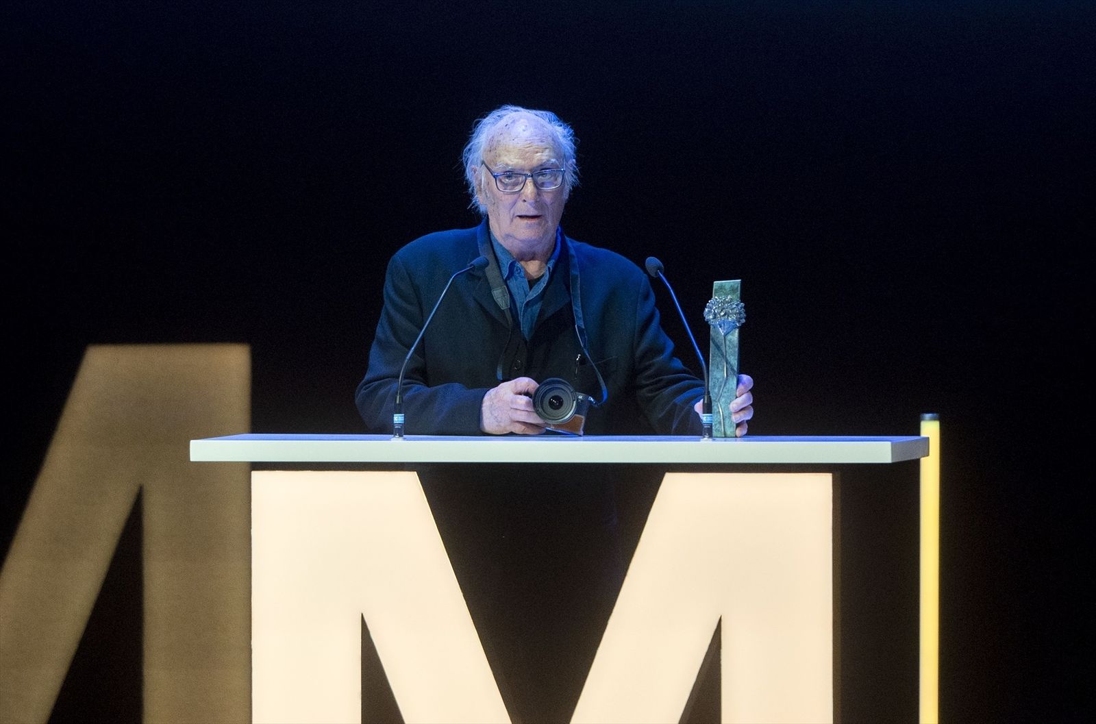 El director de cine Carlos Saura interviene tras recibir el galardón biznaga de honor del 25 Festival de Málaga