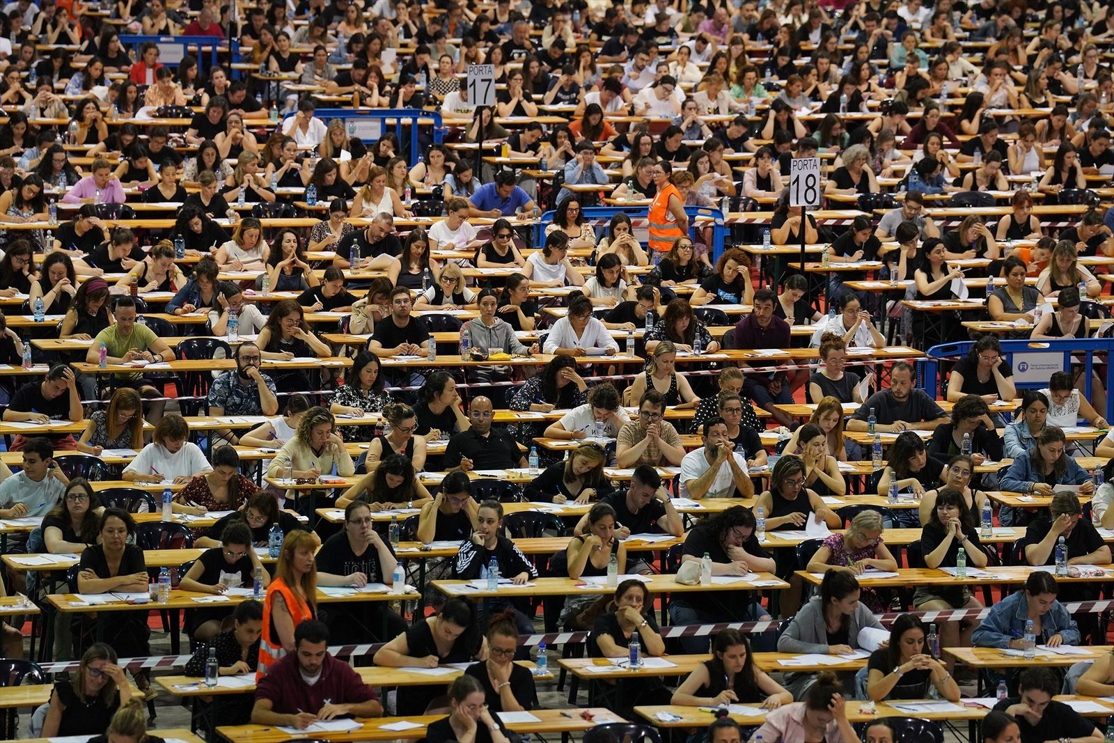 Miles de aspirantes  mientras realizan las oposiciones de Enfermería del Sergas, en el Recinto Ferial, a 25 de junio de 2023, en Silleda, Pontevedra, Galicia (España).