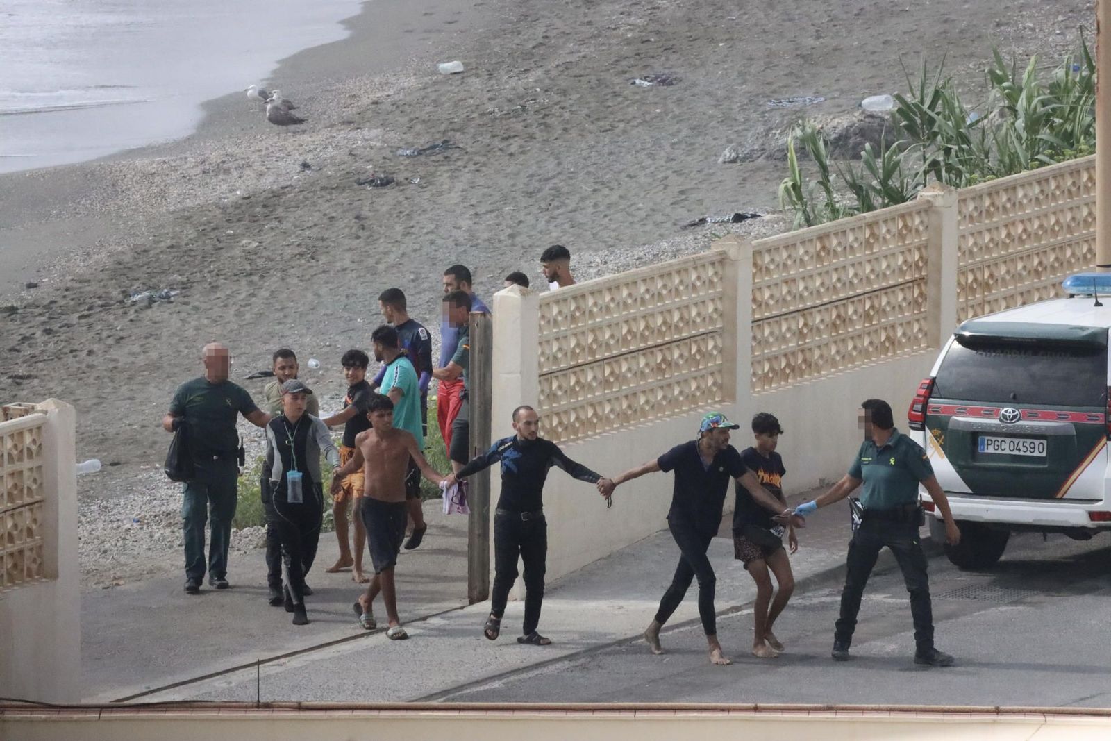 Los presidentes de Ceuta y Canarias reclaman al Gobierno una acción "urgente" por la crisis migratoria