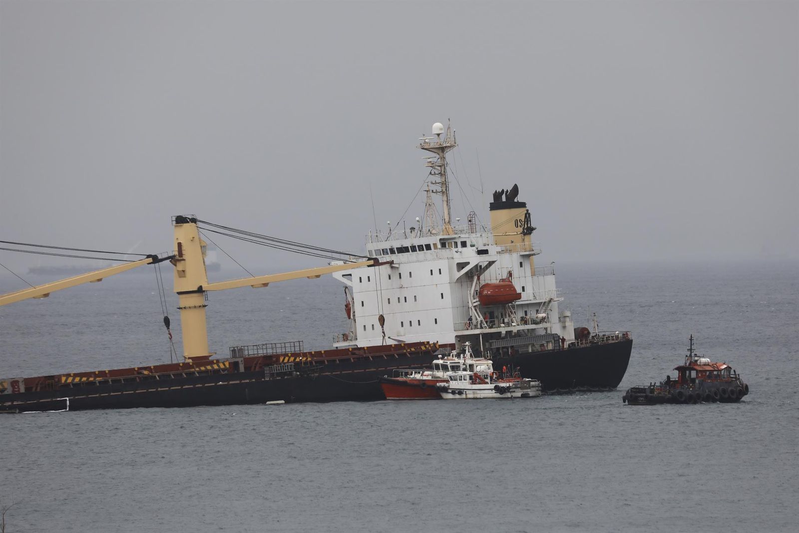 El OS35, varado y escorado tras colisionar en la Bahía de Algeciras