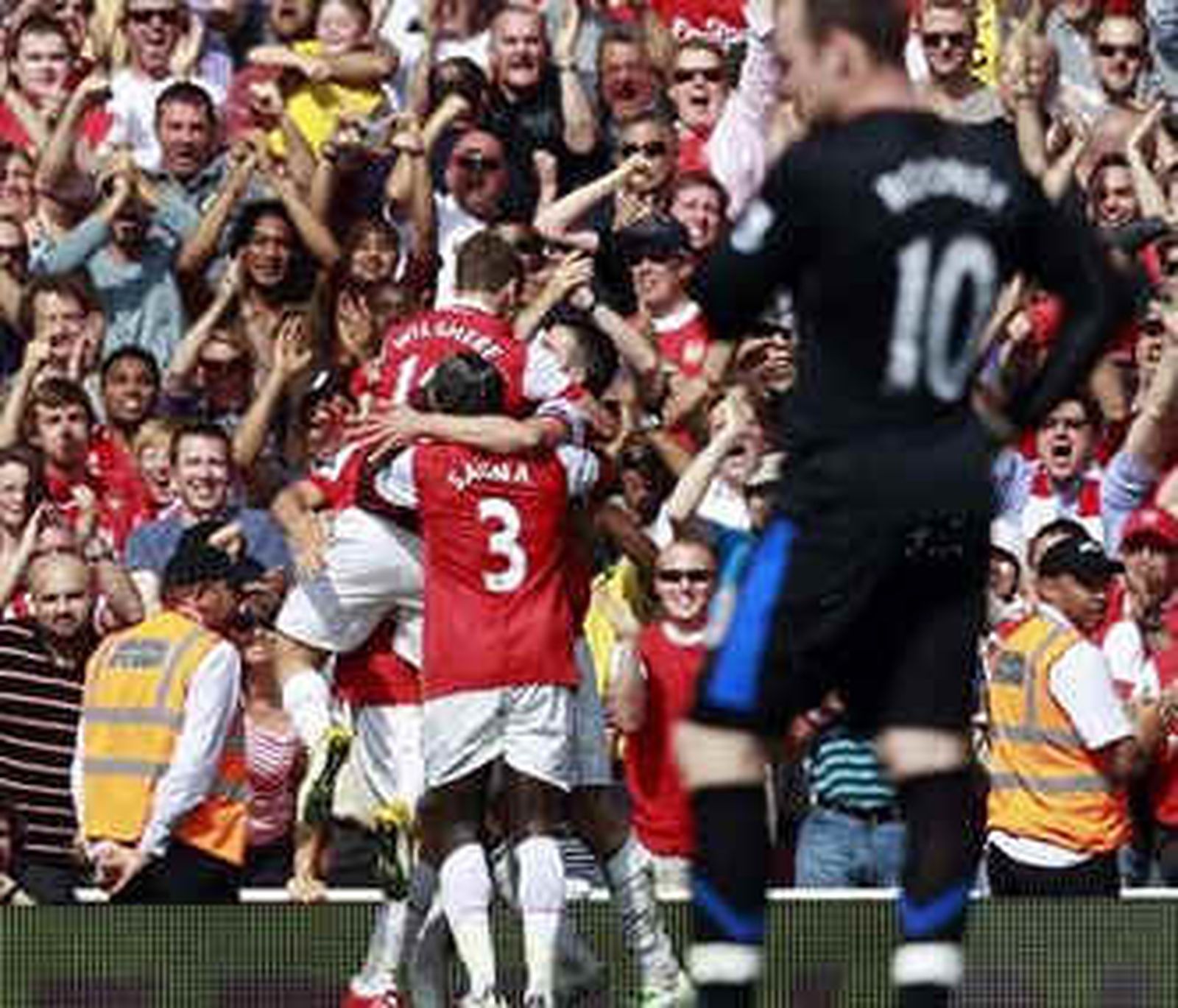 El Arsenal derrota al United y da emoción a la Premier