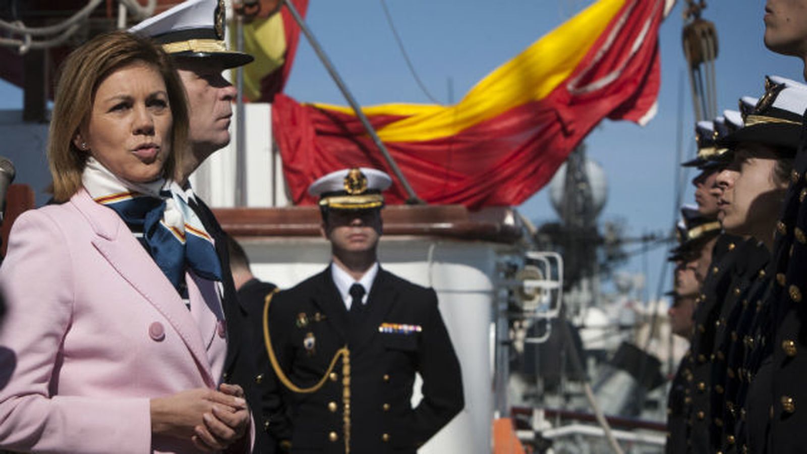 La ministra de Defensa, María Dolores de Cospedal, saluda a la tripulación