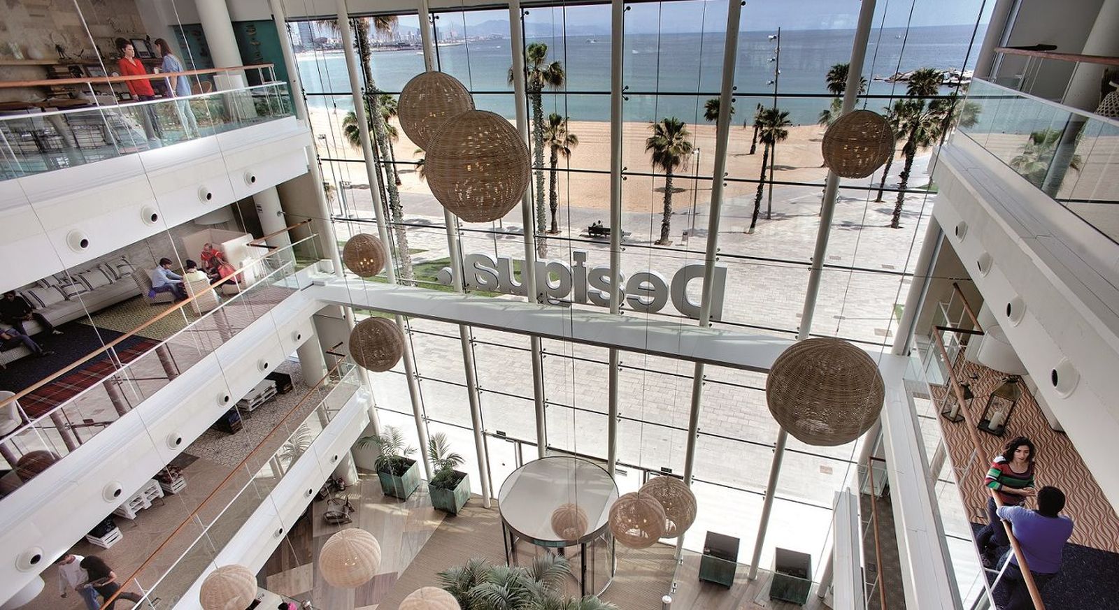 Interior de una de las tiendas de Desigual
